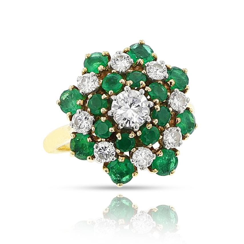 Anello Van Cleef & Arpels con smeraldo e diamanti a grappolo, 18 ct. In condizioni ottime in vendita a New York, NY