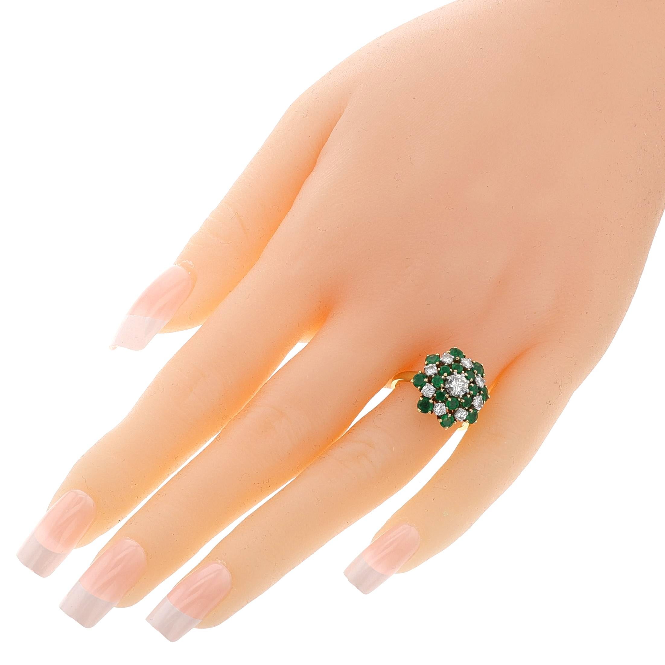 Anello Van Cleef & Arpels con smeraldo e diamanti a grappolo, 18 ct. in vendita 1