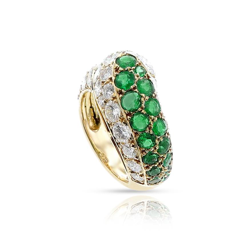 Round Cut Van Cleef & Arpels Emerald and Diamond Ring, 18k For Sale