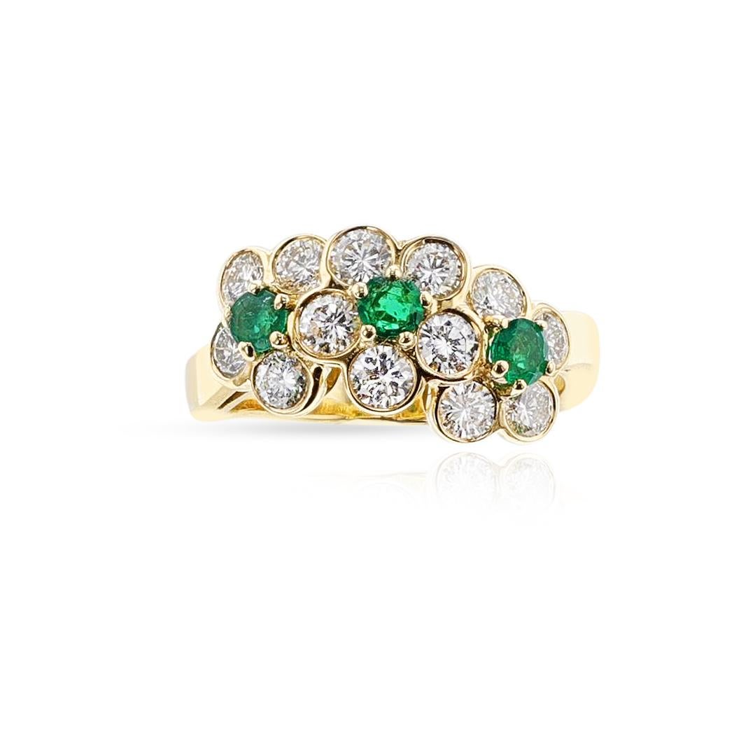 Ein Van Cleef & Arpels Smaragd und Diamant Drei Blumen Ring in 18k Gelbgold gemacht. Ring Größe US 5. Signiert und nummeriert.

SKU: 1484-