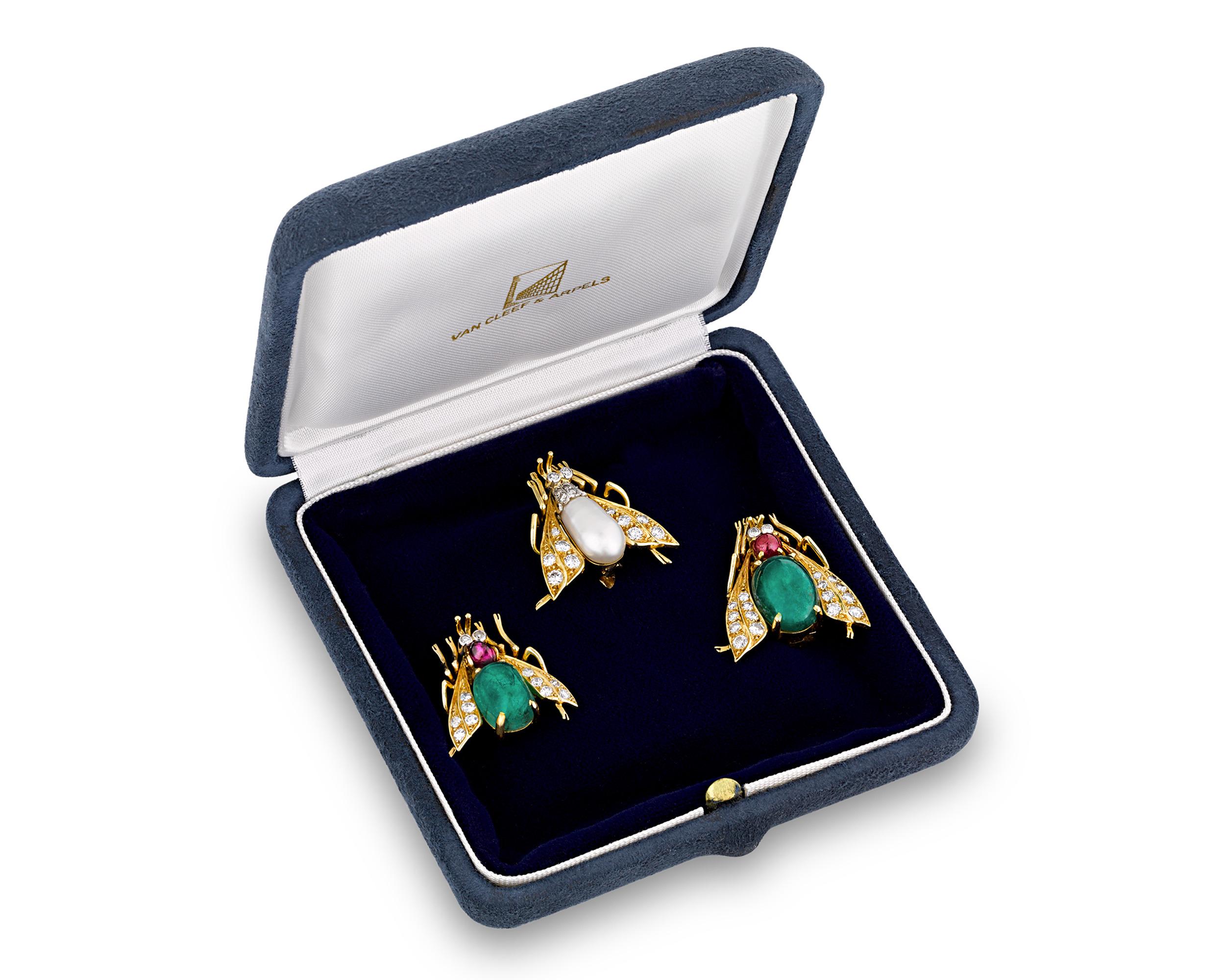 Dieses Trio von Anstecknadeln des französischen Juweliers Van Cleef & Arpels strahlt zeitlosen Charme aus und hat die Form von skurrilen Bienen. Zwei Anstecknadeln sind mit glitzernden weißen Diamanten besetzt, zwei mit leuchtend grünen