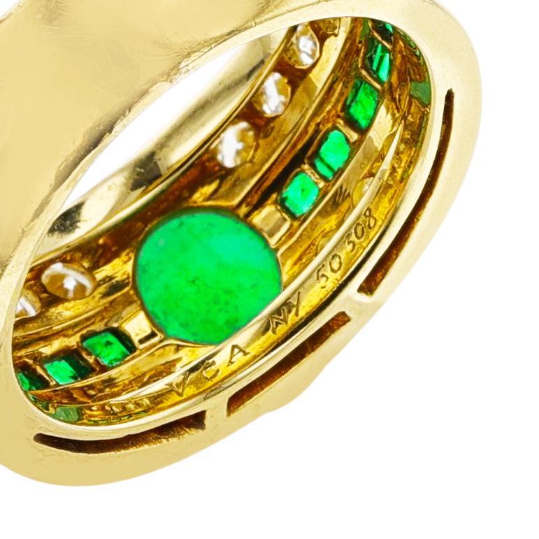 Women's or Men's Van Cleef & Arpels Emerald Cabochon and Diamond Ring For Sale