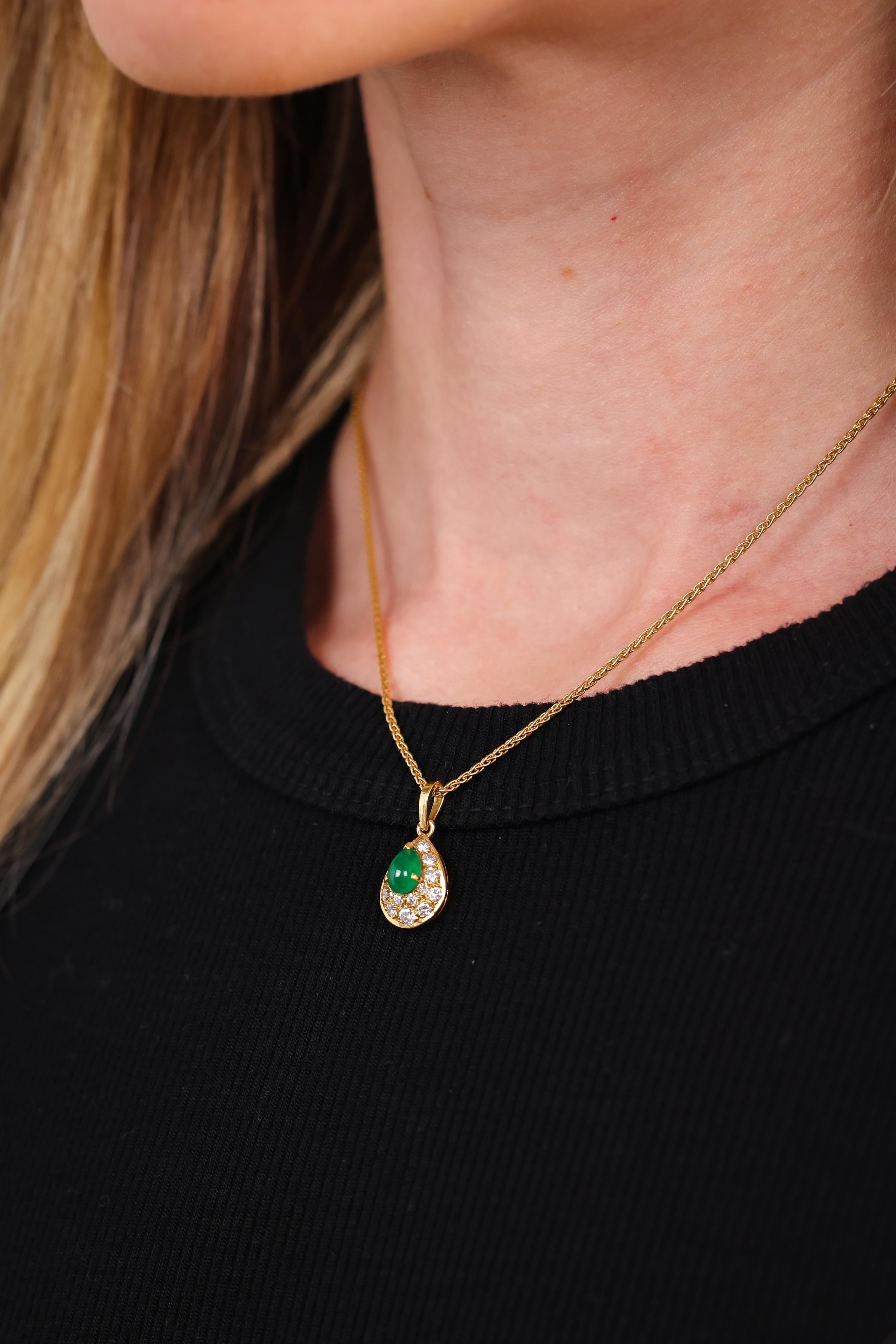 Van Cleef & Arpels Emerald Diamond Gold Pendant Necklace In Excellent Condition In Beverly Hills, CA