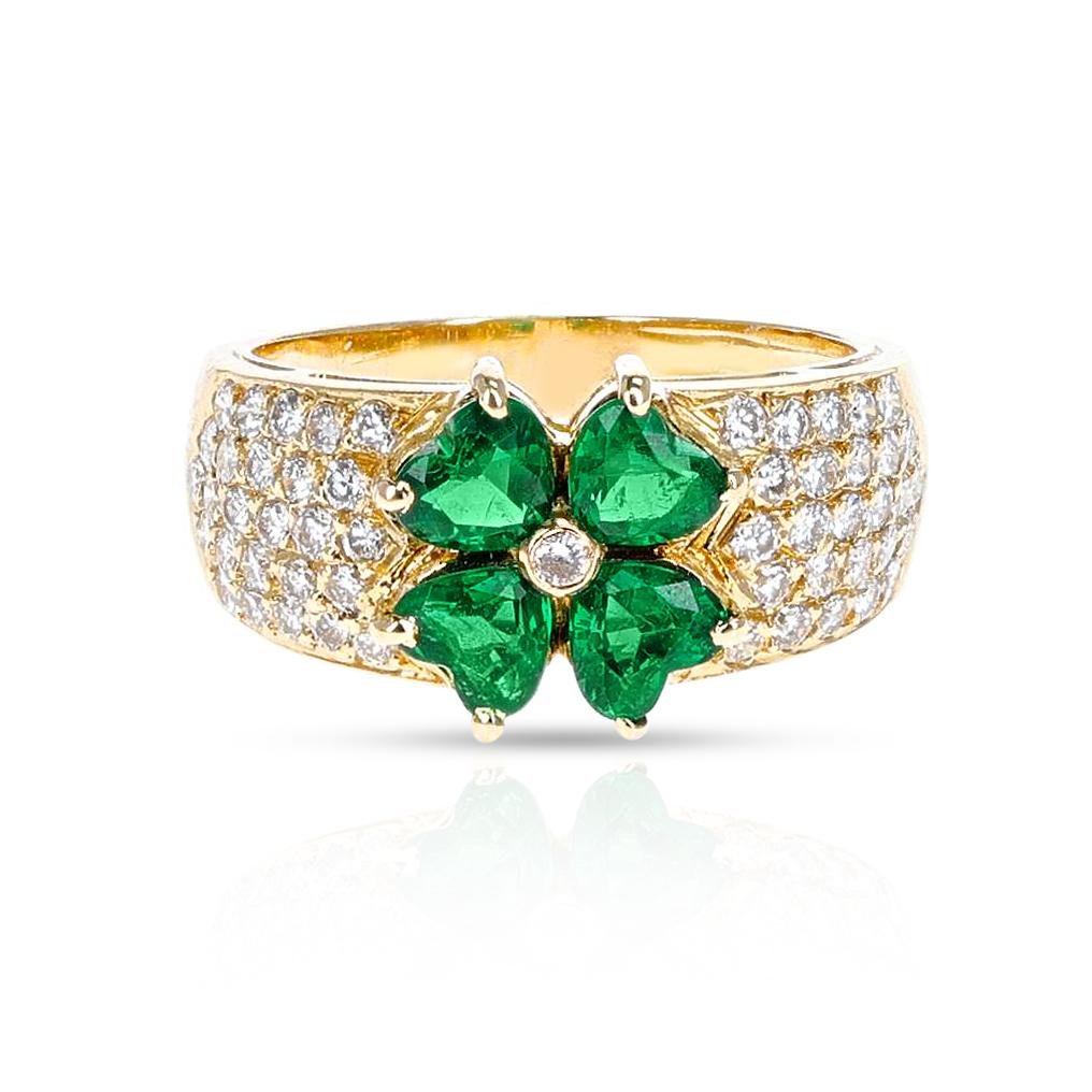 Van Cleef & Arpels: 18 Karat Gelbgold Ring mit 4 Smaragdherzen und runden Diamanten. Die Ringgröße ist US 6. Das Gesamtgewicht beträgt 5,65 Gramm. 