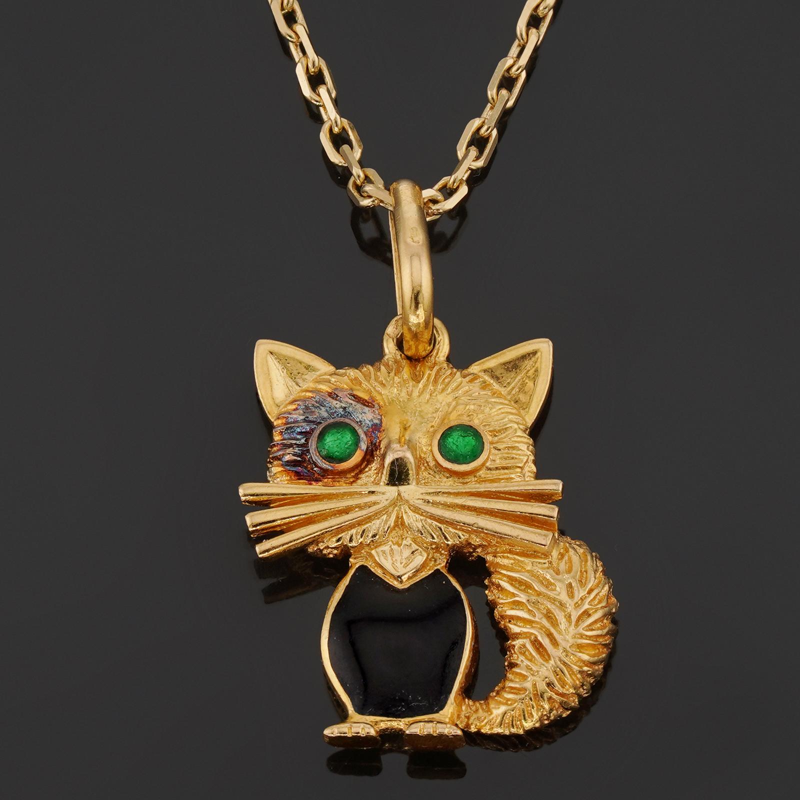 Este precioso collar antiguo Van Cleef & Arpels tiene un colgante en forma de gato elaborado en oro amarillo de 18 quilates y engastado con ojos de esmeralda y un cuerpo de ónice. Fabricado en Francia hacia la década de 1970. Medidas: 0,55