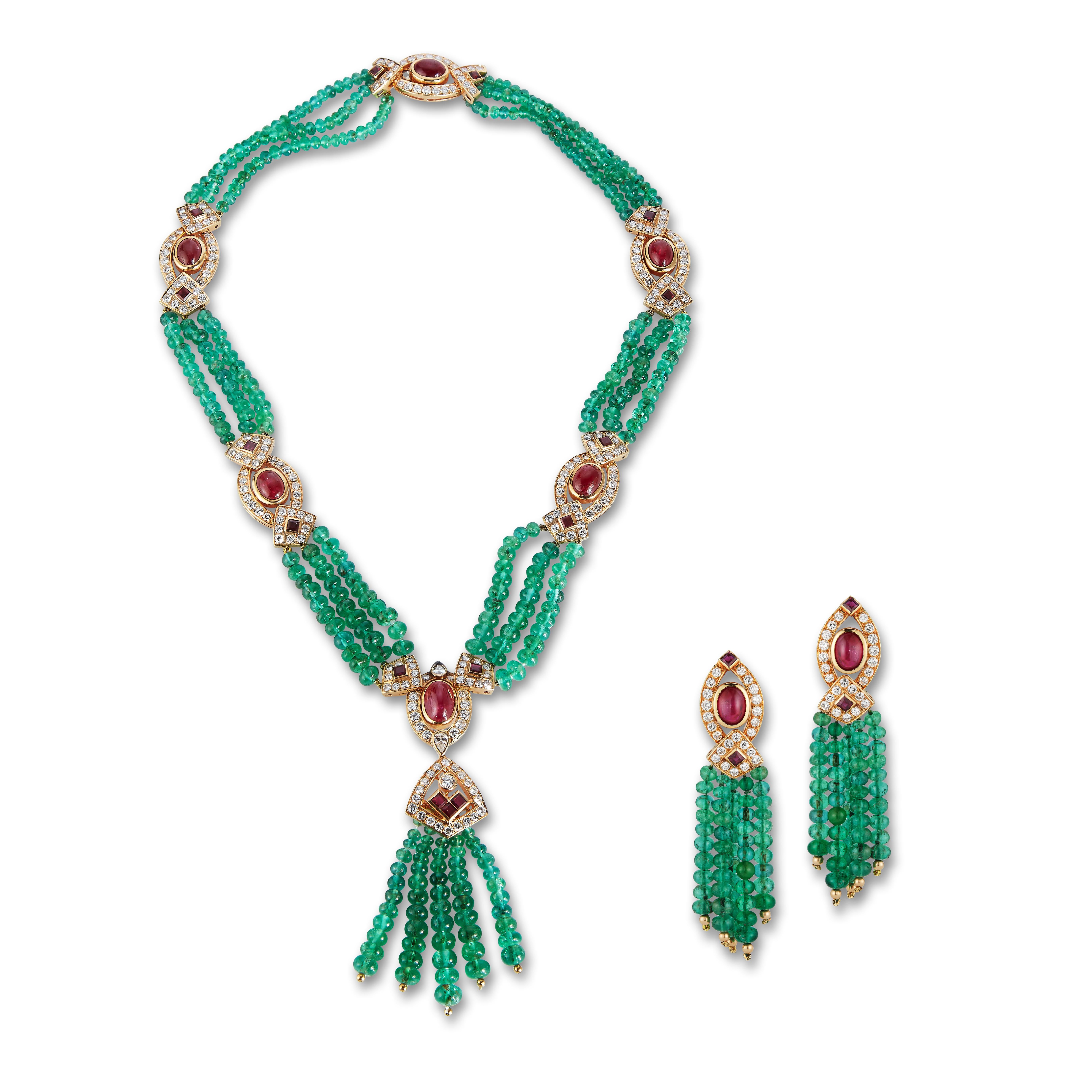 Van Cleef & Arpels Smaragd, Rubin und Diamant Perle Quaste Halskette und Ohrring Set,

3 Stränge von  perlenförmige Smaragde, die durch Rubine und Diamanten an der Halskette befestigt sind, gefasst in 18k Gelbgold.

Gewicht der Diamanten:  etwa 9,10