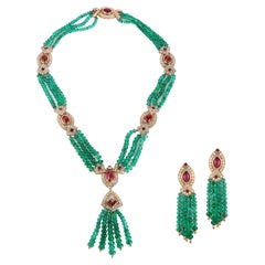 Van Cleef & Arpels Set aus Halskette und Ohrring mit Smaragd-, Rubin- und Diamantperlenquasten