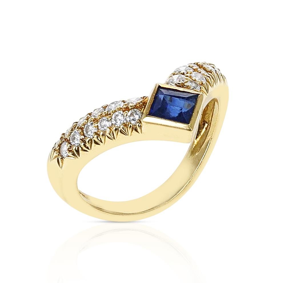 Ein Van Cleef & Arpels Trio Smaragd Rubin Saphir und Diamant Drei Band dreieckige Ringe stapeln. Die Ringe sind aus 18K Gold gefertigt. Blauer Saphir: Ringgröße US 5, Smaragd: Ringgröße 5, und Rubin: Ring Größe 5.50. 

SKU: 553-QEJMAJ