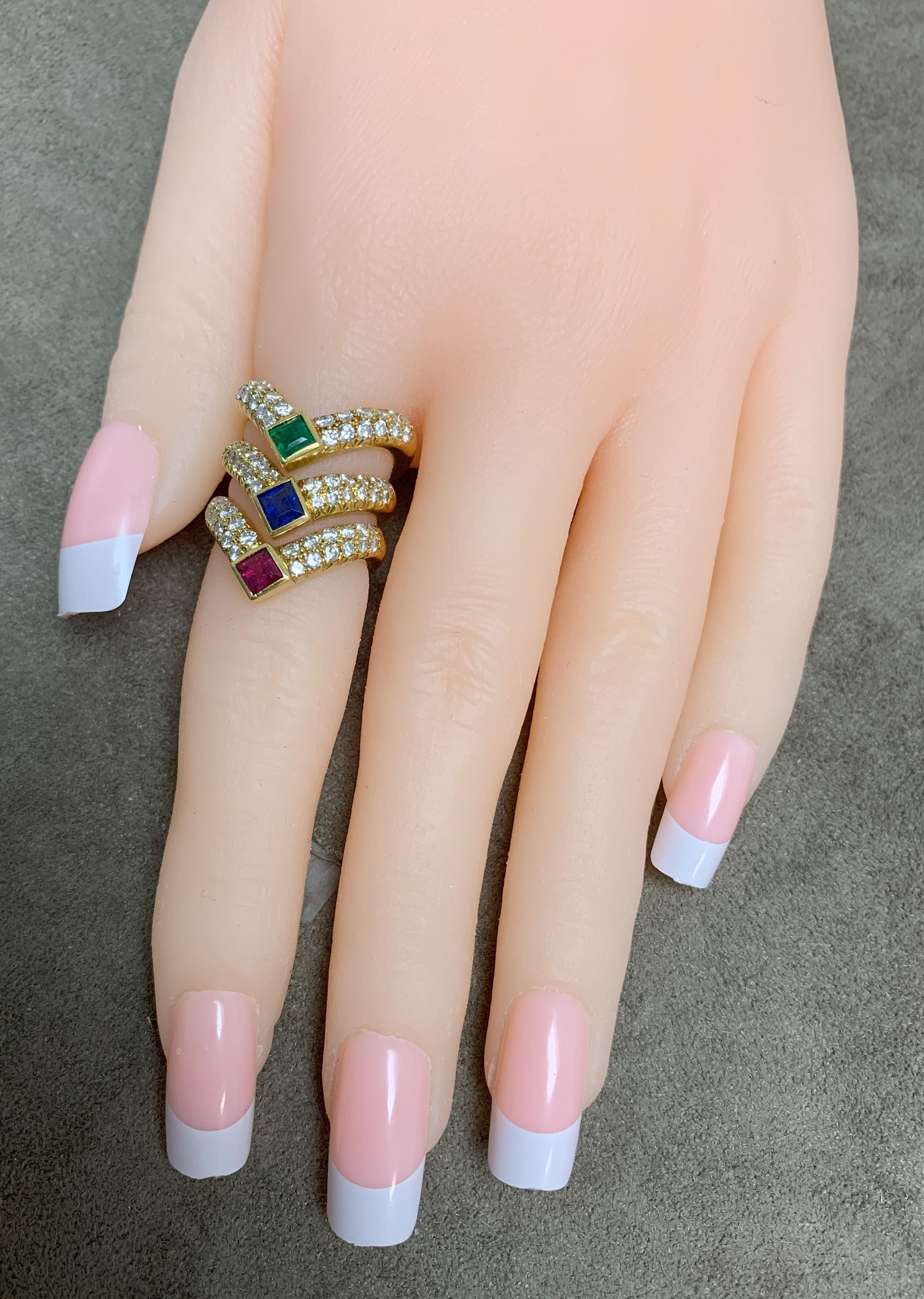 Van Cleef & Arpels Stapelring mit drei Ringen, Smaragd, Rubin, Saphir und Diamant im Angebot 3
