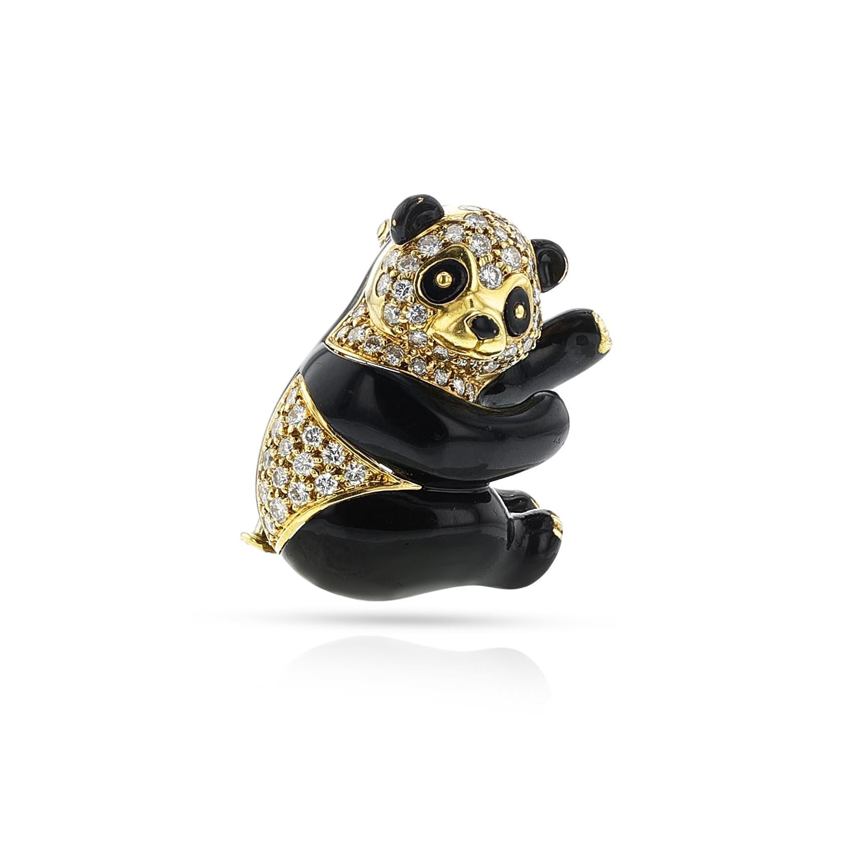 Broche Panda en émail et diamants de Van Cleef & Arpels en or 18 carats. Depuis 1986. Clip signé VCA, numéroté.



SKU : 1501