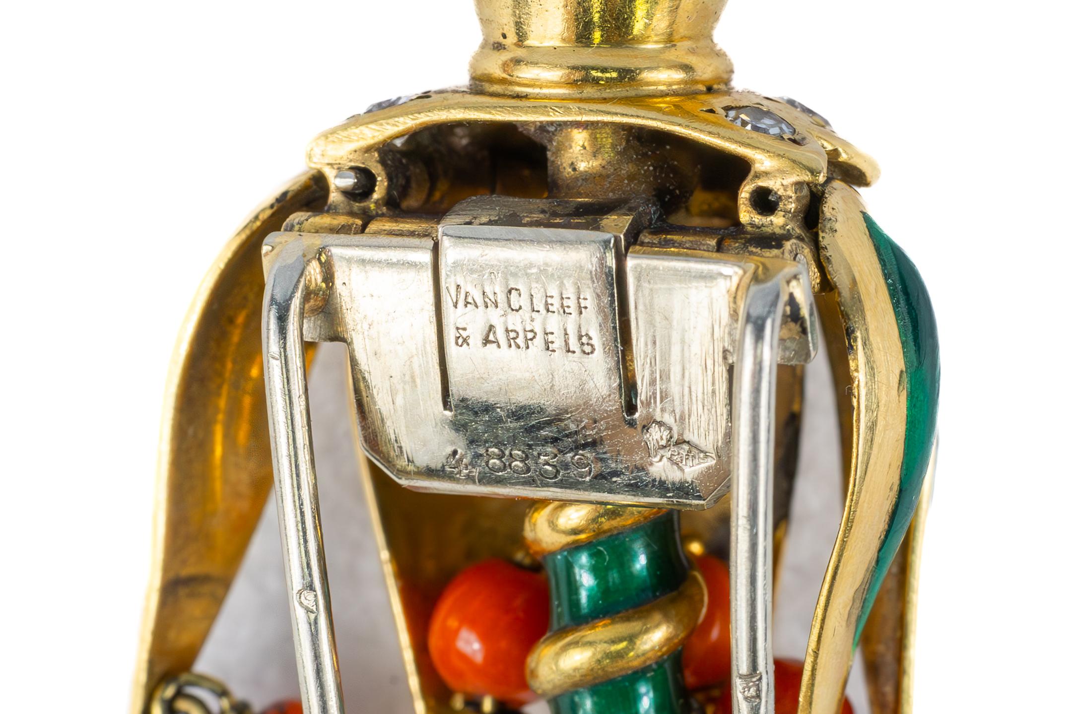 Rétro Van Cleef & Arpels Spilla giullare in oro con smalto e corallo e diamanti in vendita
