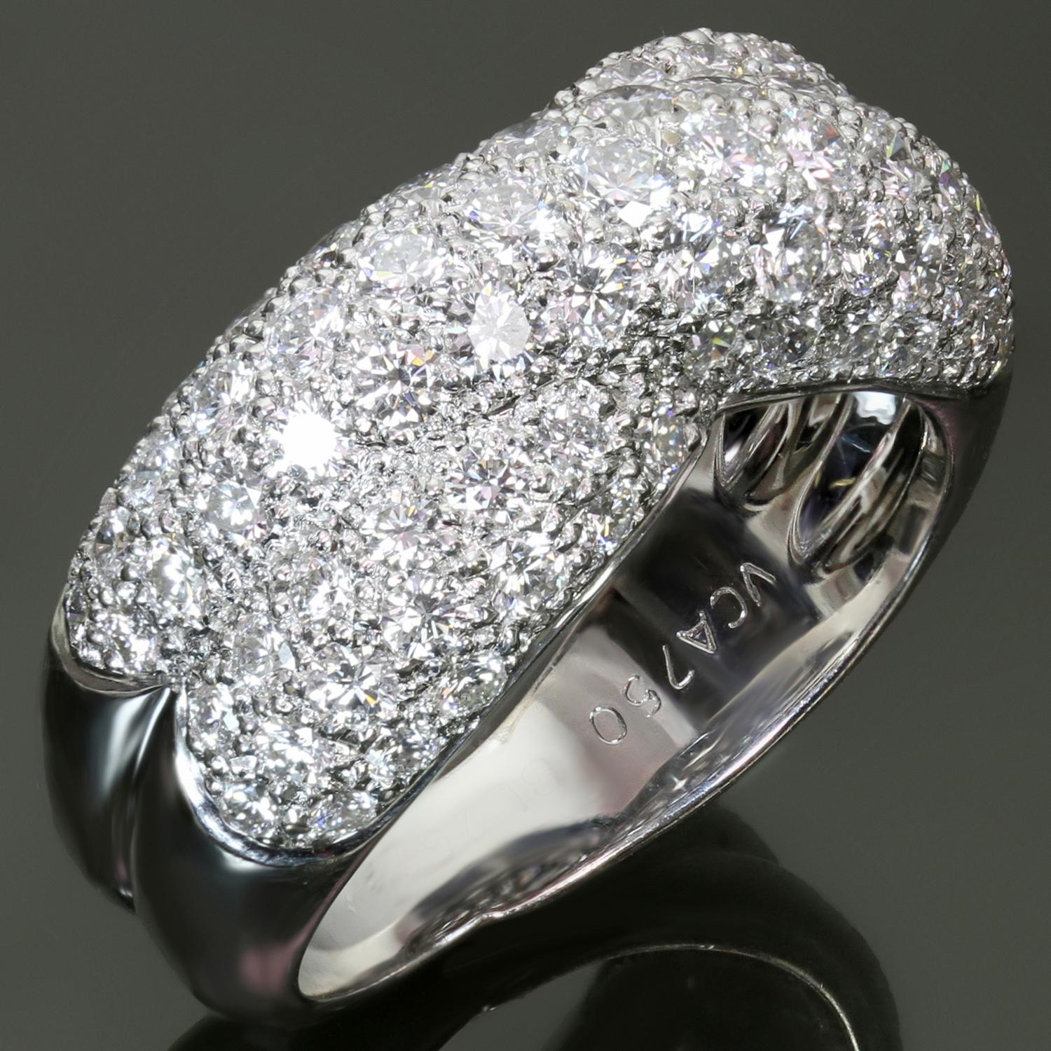 Cette magnifique bague Van Cleef & Arpels de la collection classique Entrelacs présente un anneau étincelant en or blanc 18 carats, serti de 83 diamants ronds D-E-F VVS1-VVS2 de taille brillant, d'un poids estimé à 2,50 carats. Fabriqué en France