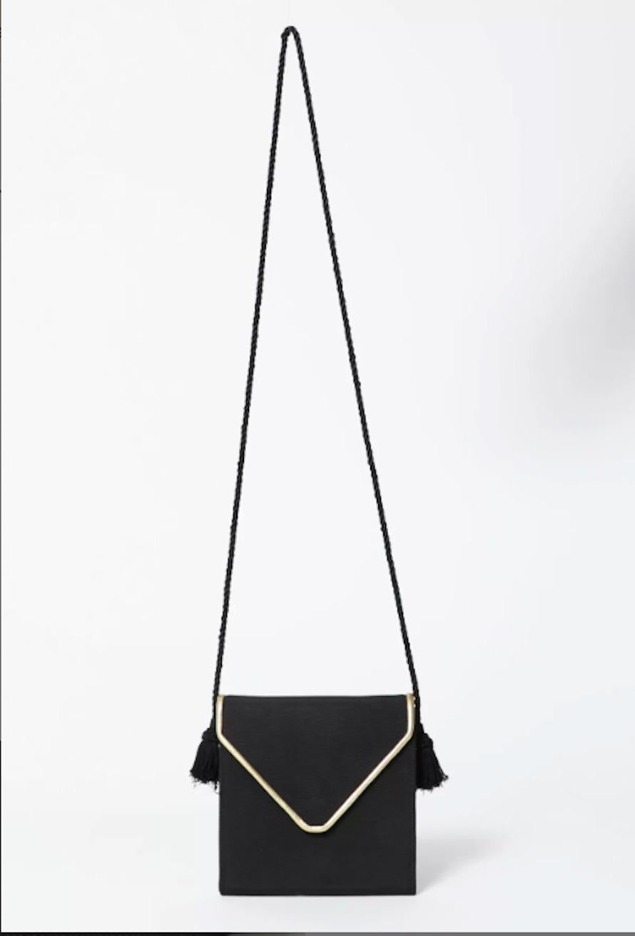Van Cleef & Arpels schwarze Enveloppe-Tasche mit Quaste aus schwarzem Stoff und goldfarbenem Metallic-Finish,  ein gedrehter Querriemen und zwei Quasten, ein Innenraum aus schwarzer Seide mit Klappentasche, ein verdeckter Druckknopfverschluss, ein