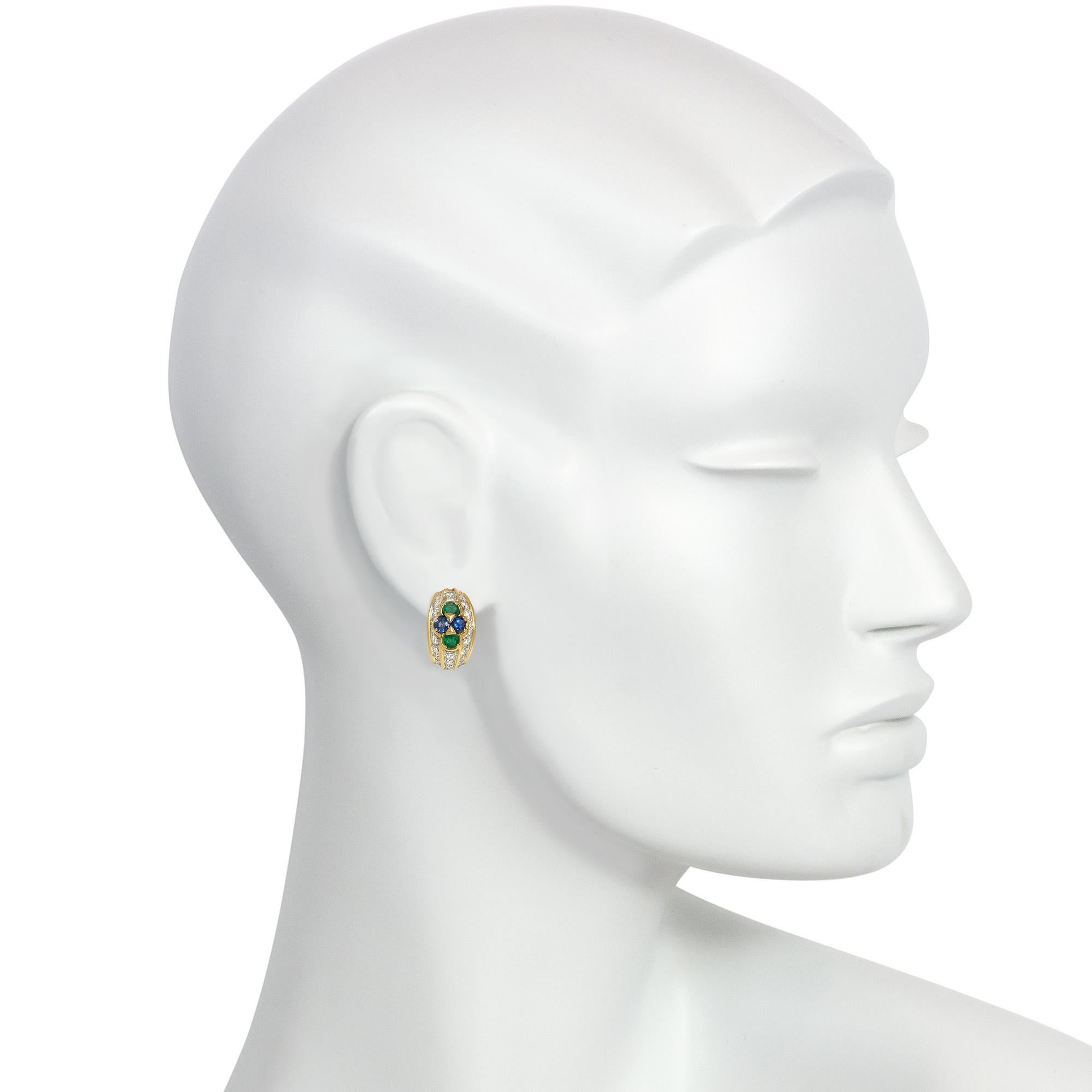 Van Cleef & Arpels Estate Orecchini a clip con diamante, smeraldo e zaffiro In condizioni buone in vendita a New York, NY