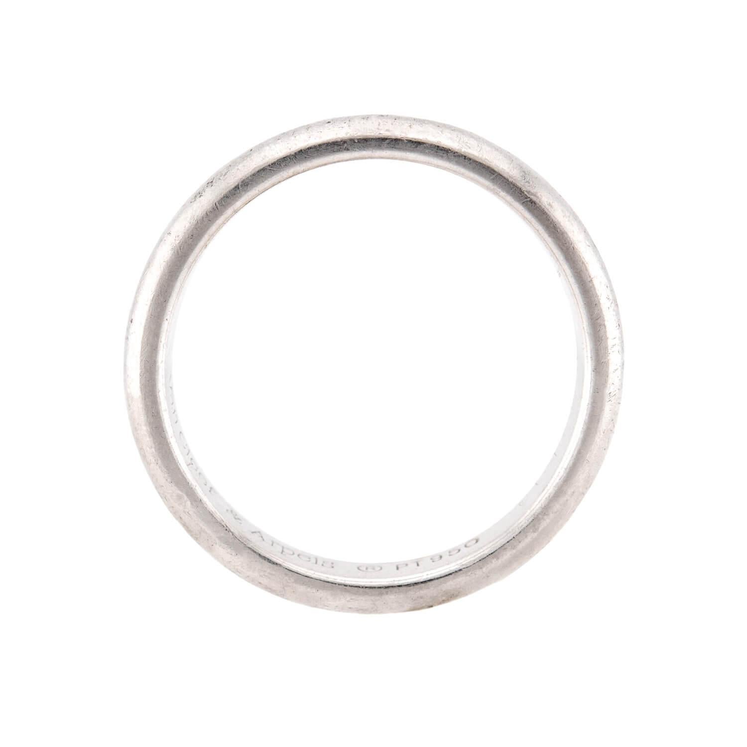 ¡Un anillo sencillo y clásico del emblemático joyero Van Cleef & Arpels! Elaborada en platino, esta banda lisa y sencilla es a la vez elegante y atemporal. El interior de la correa lleva estampada la firma Van Cleef & Arpels, 