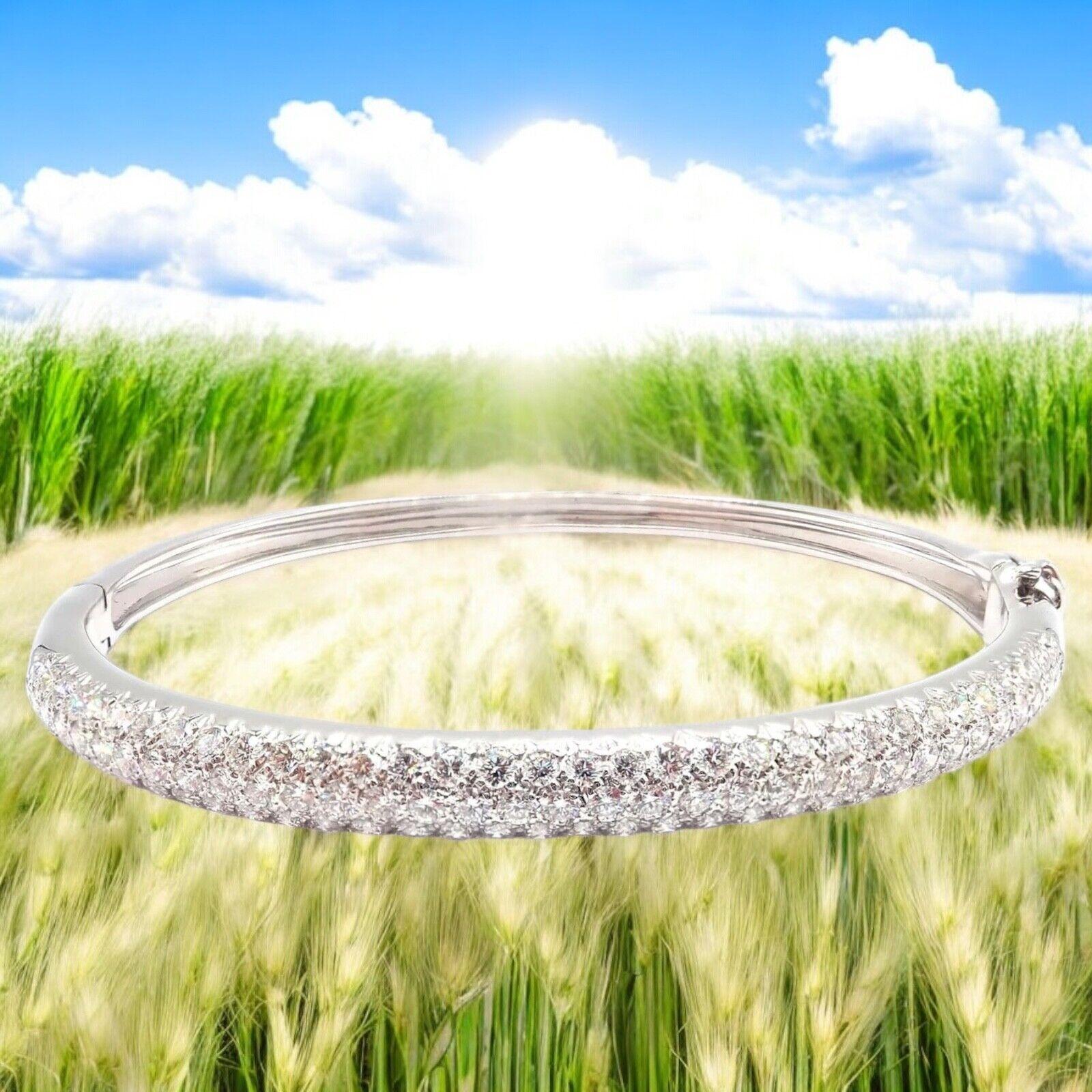 Bracciale Eve con diamanti in oro bianco 18k di Van Cleef & Arpels. 
Raffinato, questo braccialetto Van Cleef & Arpels Eve è realizzato in oro bianco 18 carati e presenta una serie di diamanti a taglio brillante. 
Il design sottile, che mette in