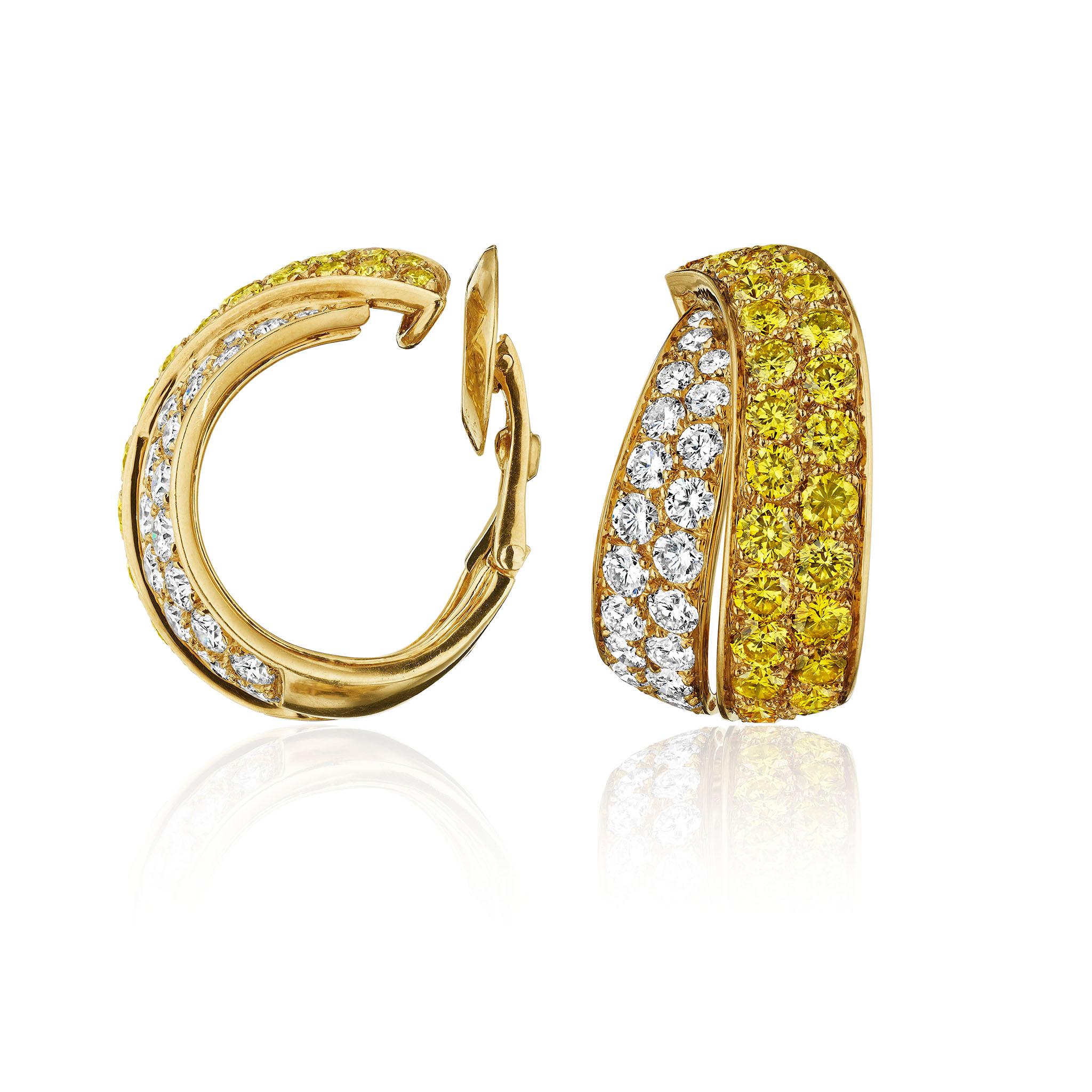 Pendientes de aro Van Cleef & Arpels con diamante amarillo fantasía Precio normal en Excelente estado para la venta en New York, NY