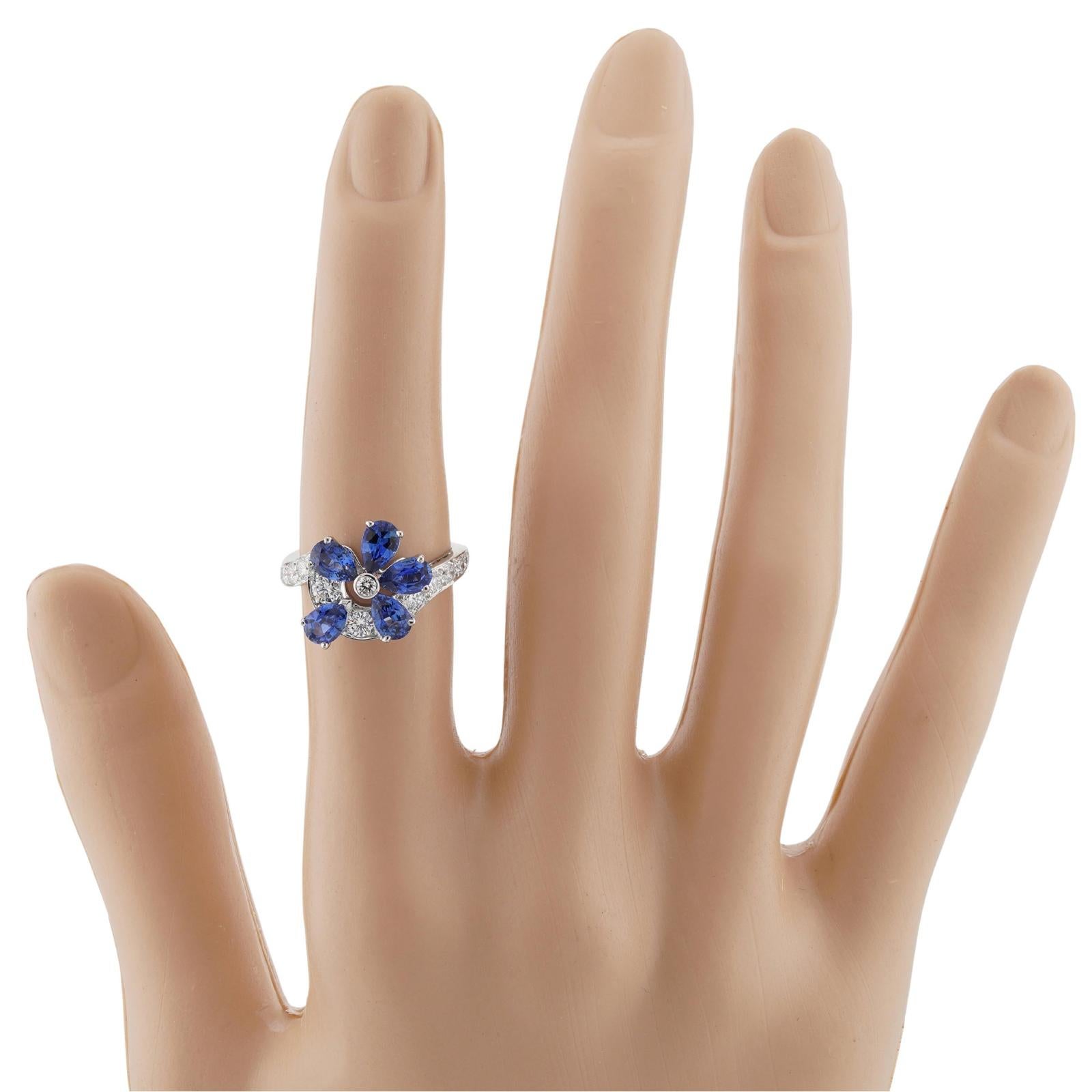 Brilliant Cut VAN CLEEF & ARPELS Fil De L'eau Blue Sapphire Diamond White Gold Flower Ring