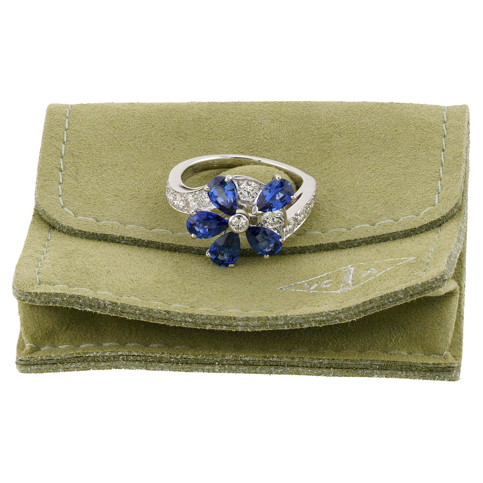 VAN CLEEF & ARPELS Fil De L'eau Blue Sapphire Diamond White Gold Flower Ring In Excellent Condition In New York, NY