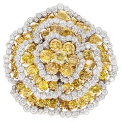 Van Cleef & Arpels  Spilla a clip "CAMELLIA" con diamanti bianchi e gialli fantasia.