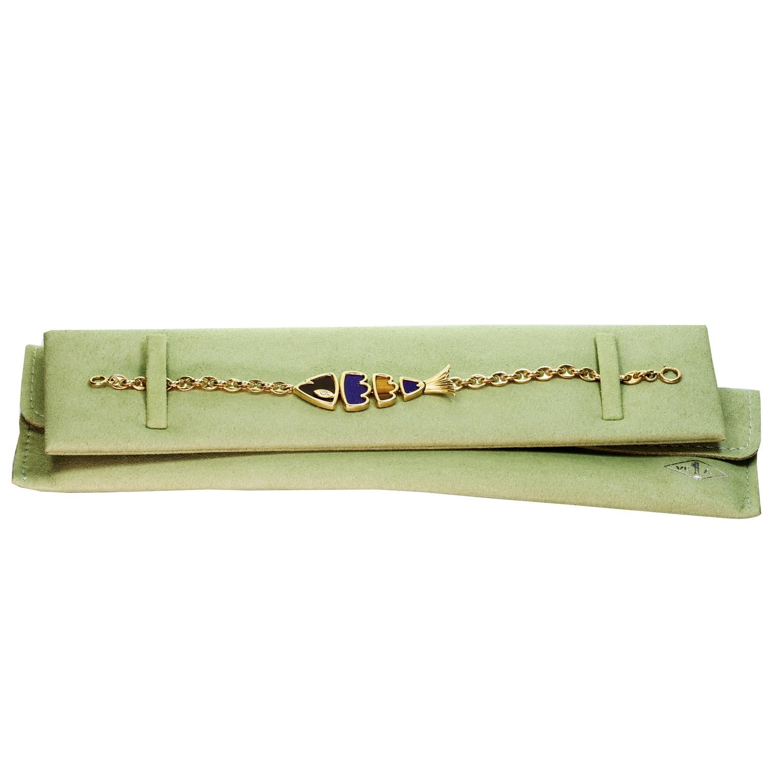 Taille mixte Van Cleef & Arpels Bracelet en or jaune avec œil de tigre en forme de poisson et lapis-lazuli en vente