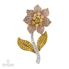 Spilla con diamante colorato Fleur di Van Cleef & Arpels, 1990 ca.