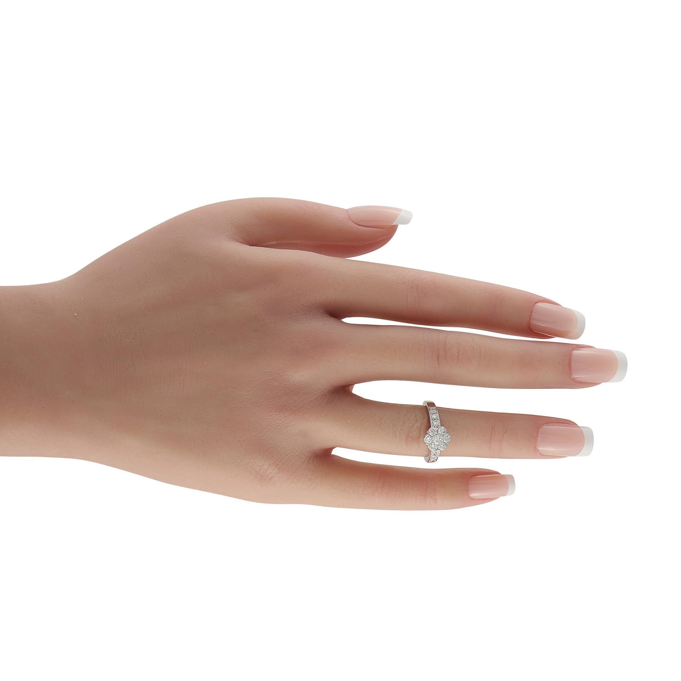 Van Cleef & Arpels Fleurette 18K White Gold Diamond Ring #4901 Corte redondo en venta