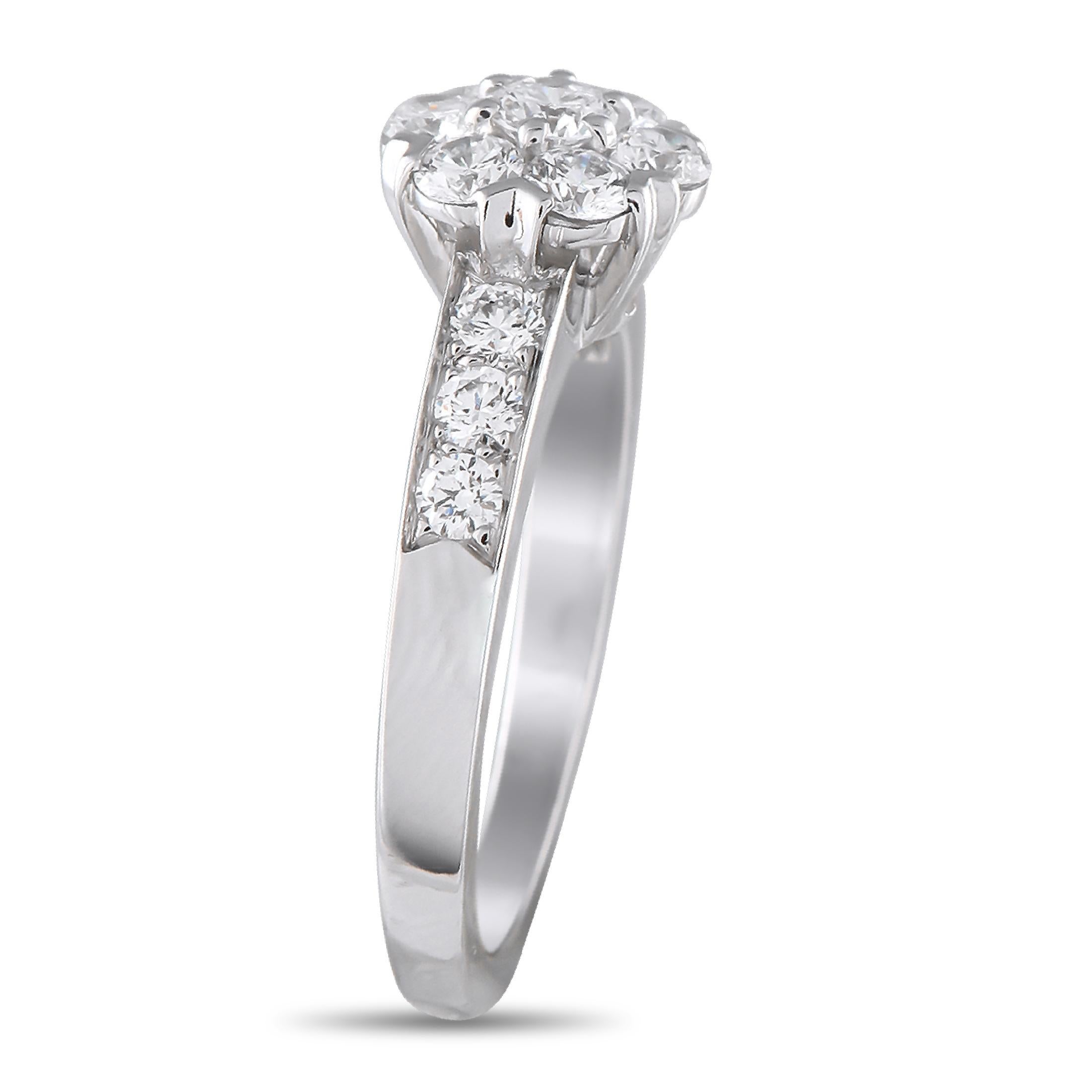 Questo anello Van Cleef & Arpels Fleurette aggiungerà immediatamente un tocco di lusso a qualsiasi ensemble. Gli scintillanti diamanti a taglio rotondo sono incastonati nel disegno floreale al centro e si estendono alla montatura in oro bianco 18