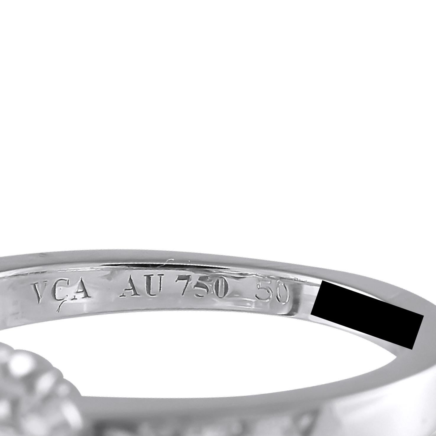 Van Cleef & Arpels Anello Fleurette in oro bianco 18 carati con diamanti In condizioni ottime in vendita a Southampton, PA