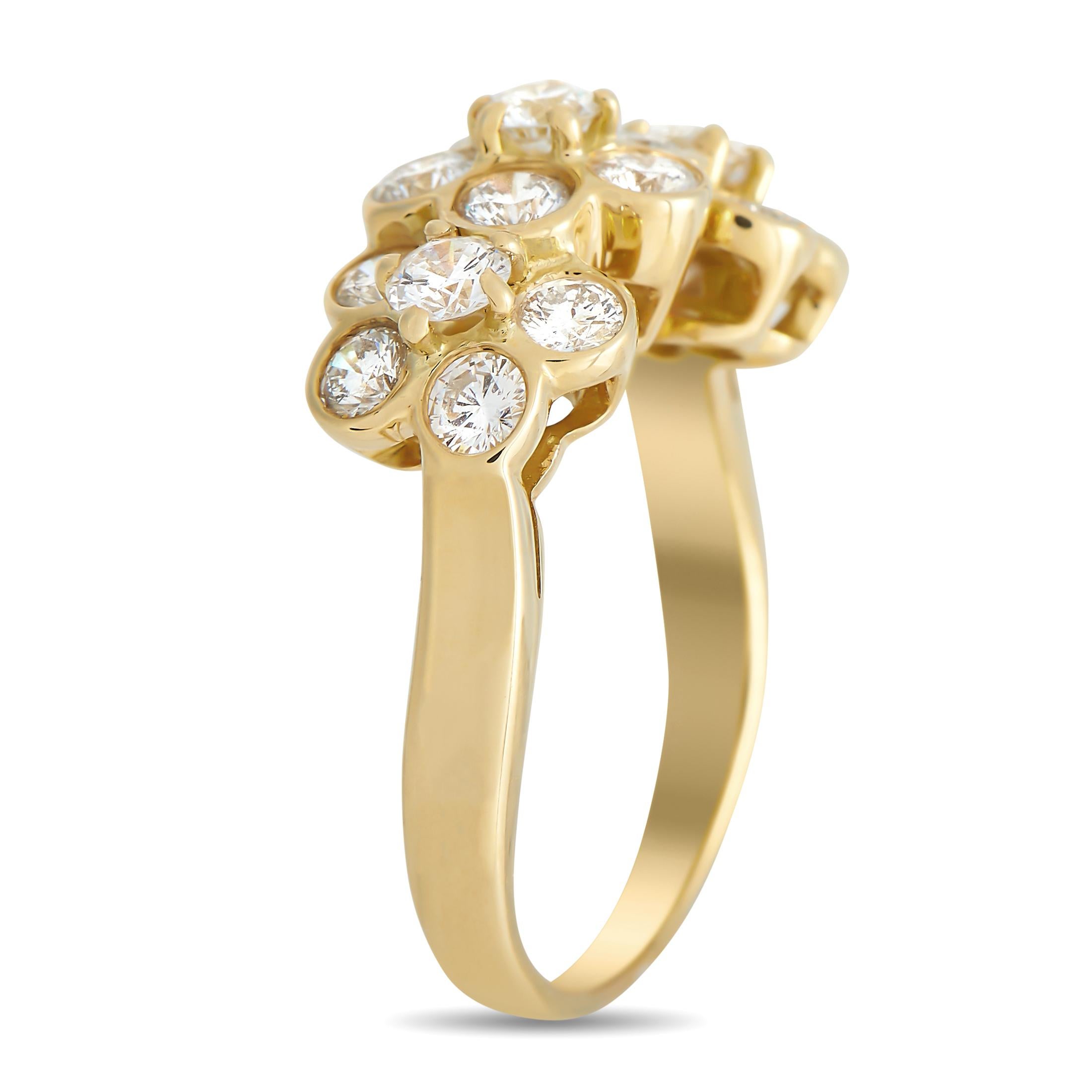 Eine Ansammlung von Diamanten im Rundschliff von insgesamt 0,95 Karat bildet ein atemberaubendes Blumenmuster auf diesem opulenten Van Cleef & Arpels Ring Fleurette. Dieser schlichte, aber dennoch aussagekräftige Ring aus 18 Karat Gelbgold hat ein