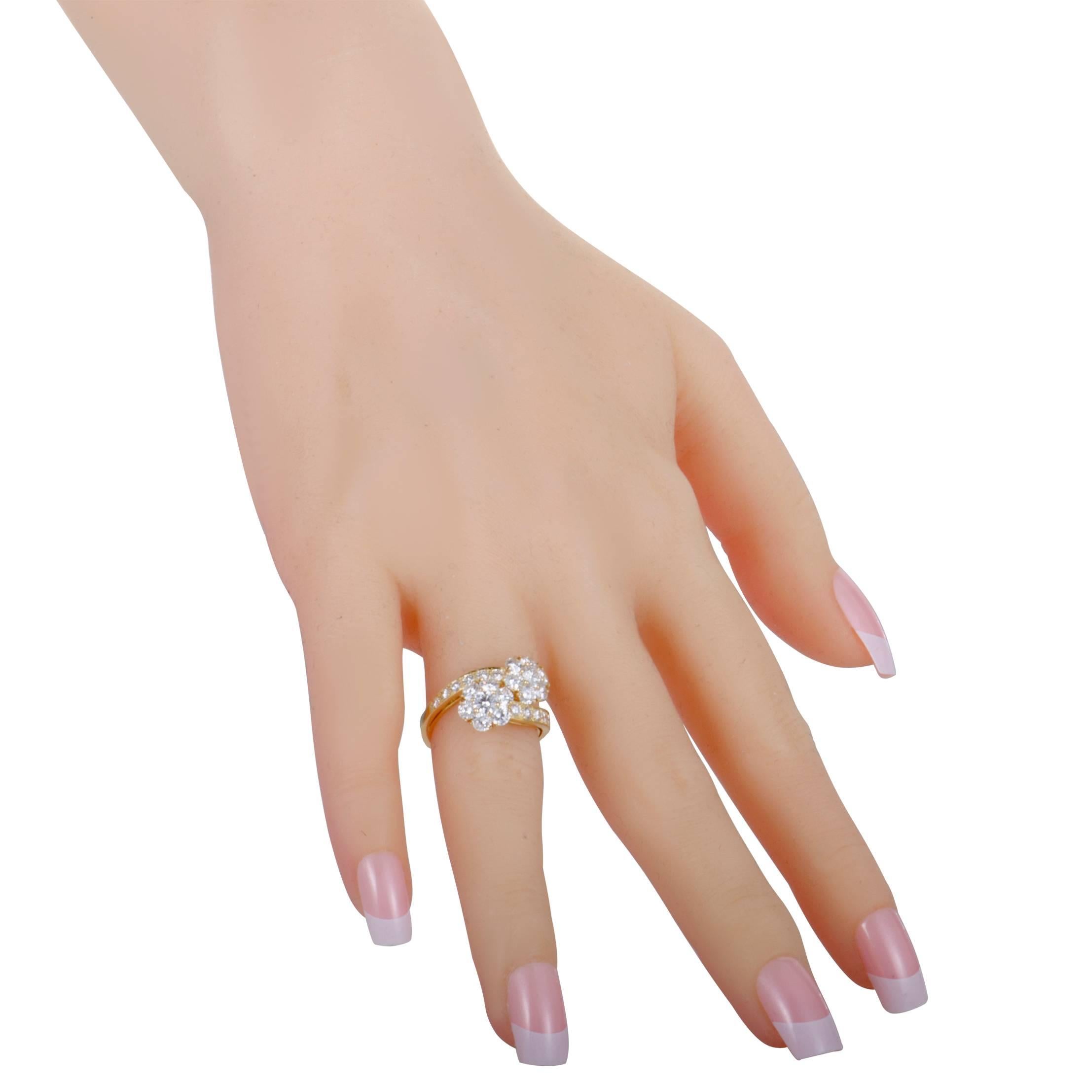 Van Cleef & Arpels Fleurette 2.50 Carat Diamond Flower Bypass 18 Karat Gold Ring In Excellent Condition In Southampton, PA