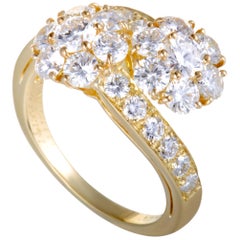 Van Cleef & Arpels Bague Fleurette en or 18 carats avec fleur bypass de 2::50 carats de diamants