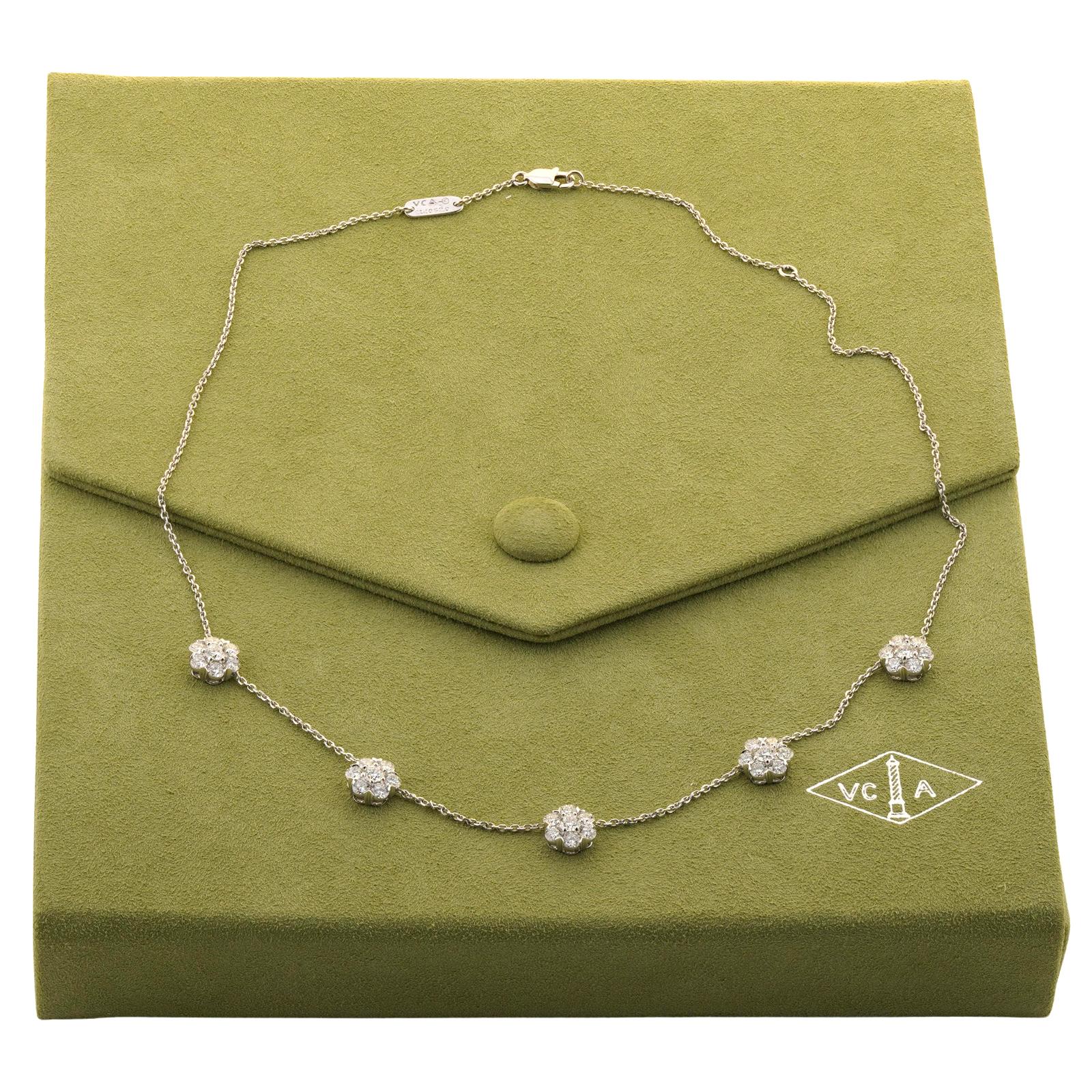 Dieses exquisite Collier von Van Cleef & Arpels aus der kultigen Collection'S Fleurette ist aus 18 Karat Weißgold gefertigt und verfügt über 5 funkelnde Rosetten, die jeweils aus 7 runden Diamanten im Brillantschliff bestehen. Die insgesamt 35 D-E-F