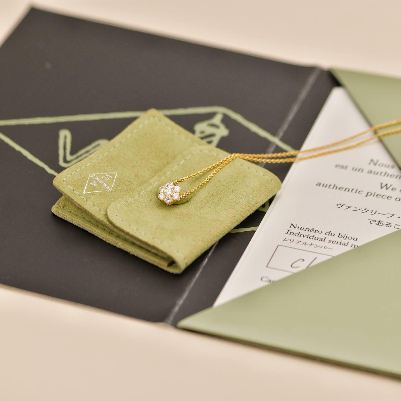 SKU	33301690
Viene fornito con	Set completo (astuccio + carta)
Data	2011
Modello	VCARA48500
Numero di serie	CL*****
Metallo	oro giallo 18k
Pietre	Diamante
Peso totale dei diamanti	0,73ct circa
Peso	Circa 3,46 g
Lunghezza	Circa 42 cm
Larghezza	Circa