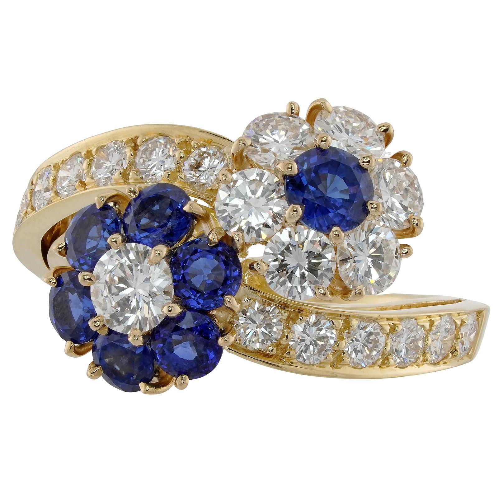 VAN CLEEF & ARPELS Fleurette Diamond Blue Sapphire Yellow Gold Flower Ring In Excellent Condition For Sale In New York, NY