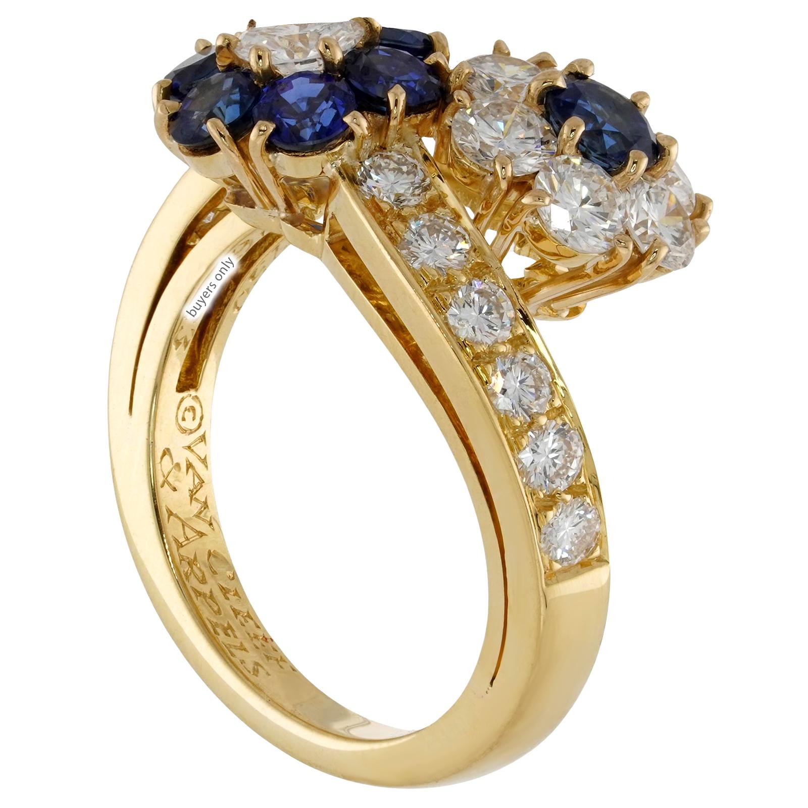 Women's or Men's VAN CLEEF & ARPELS Fleurette Diamond Blue Sapphire Yellow Gold Flower Ring For Sale