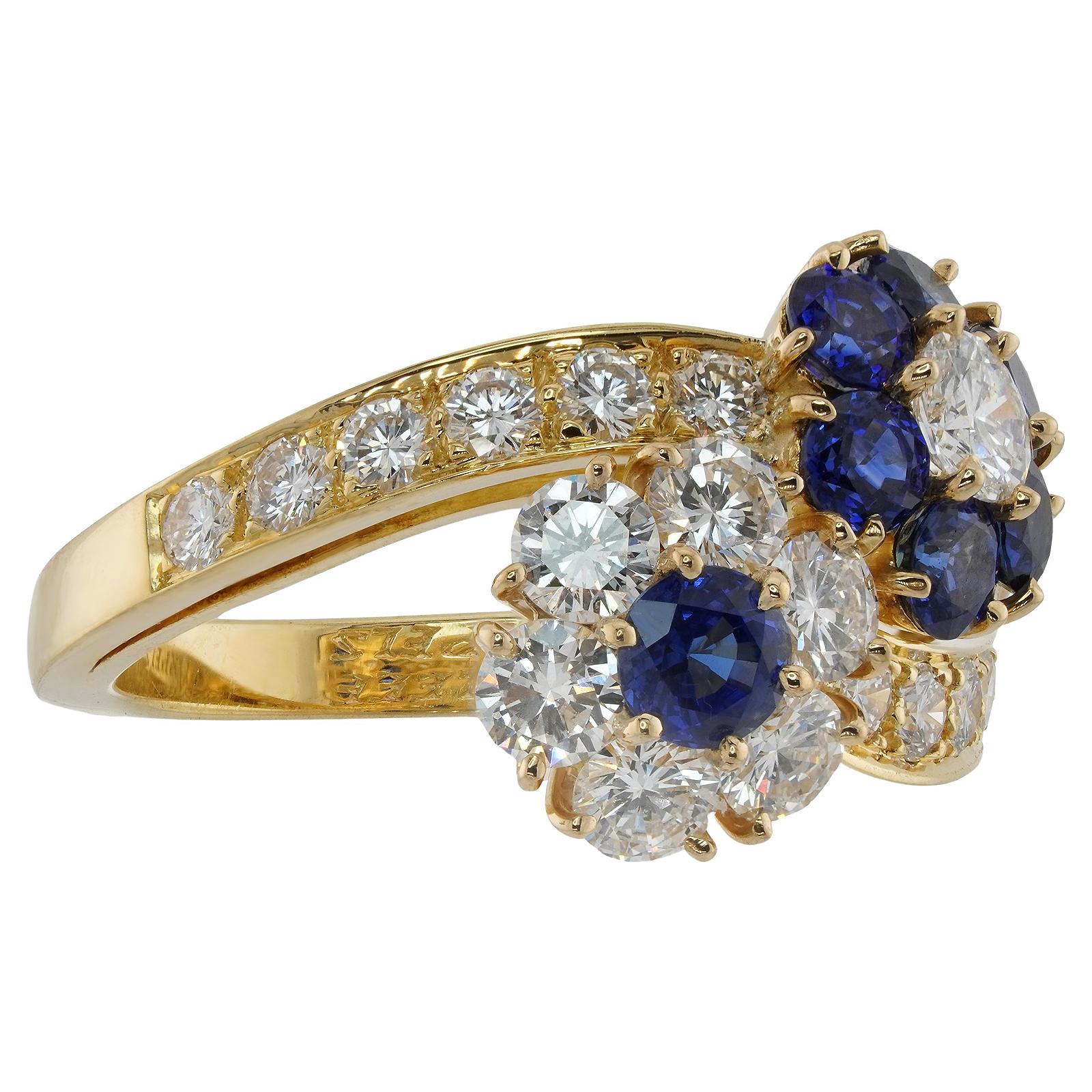 VAN CLEEF & ARPELS Fleurette Diamond Blue Sapphire Yellow Gold Flower Ring For Sale 1