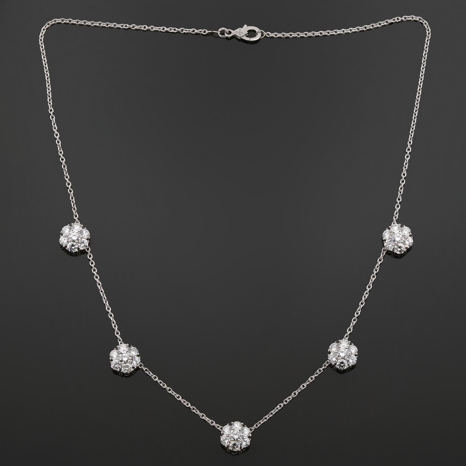 Ce magnifique collier vintage Van Cleef & Arpels de la collection iconique Fleurette est réalisé en platine et présente 5 fleurs composées de diamants ronds de taille brillant E-F-G VVS1-VVS2 d'un poids estimé entre 4,0 et 4,50 carats. Ces colliers