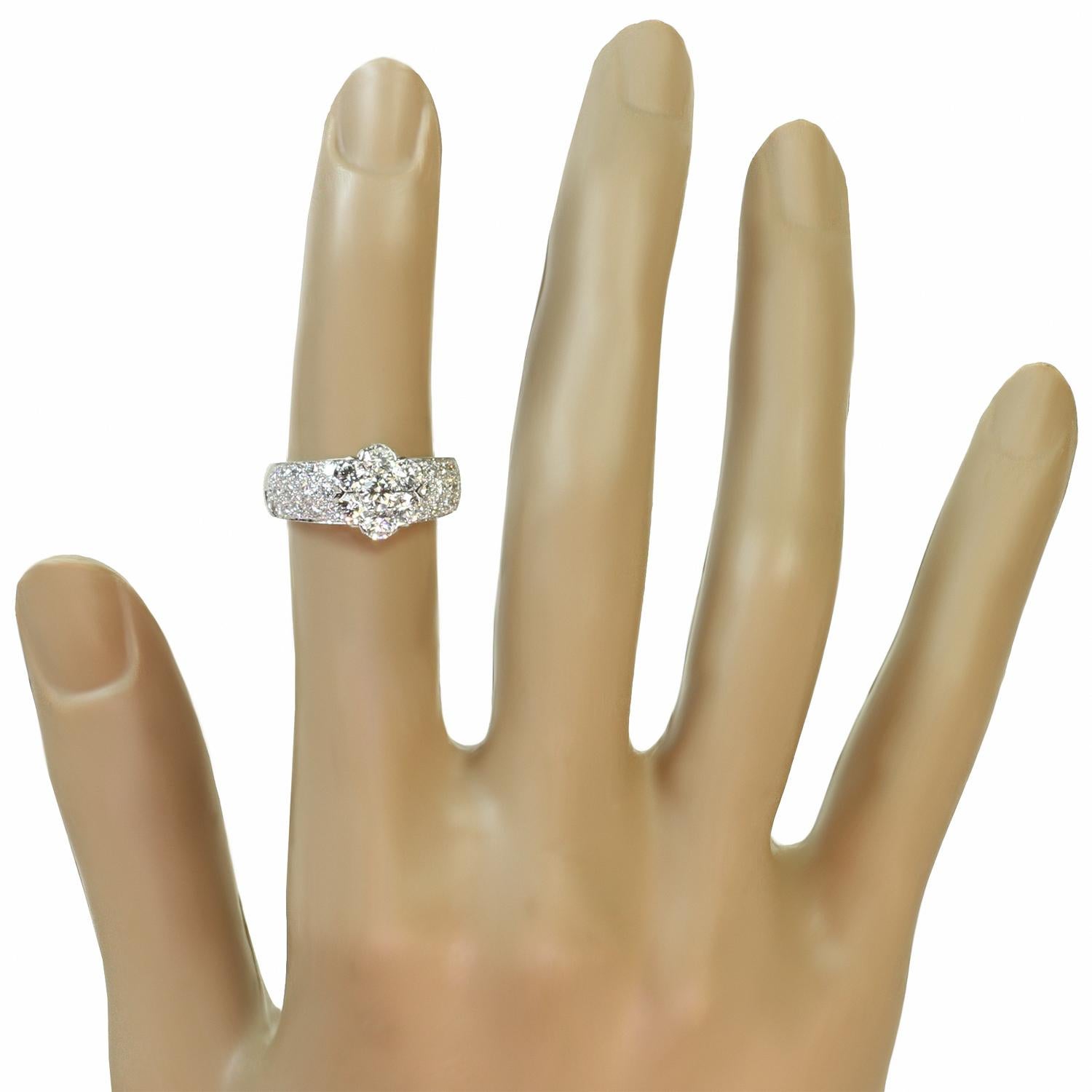 Brilliant Cut VAN CLEEF & ARPELS Fleurette Diamond White Gold Large Ring For Sale