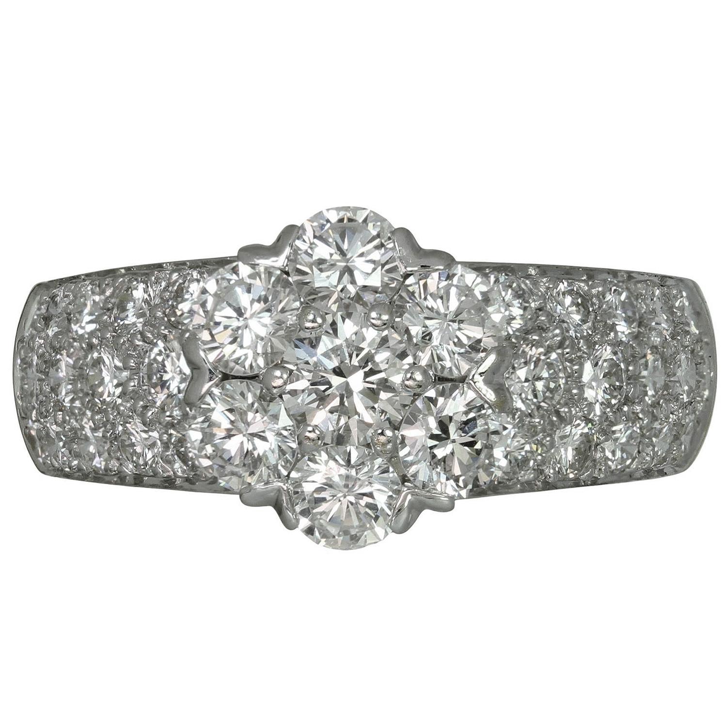 VAN CLEEF & ARPELS Fleurette Diamond White Gold Large Ring In Excellent Condition For Sale In New York, NY