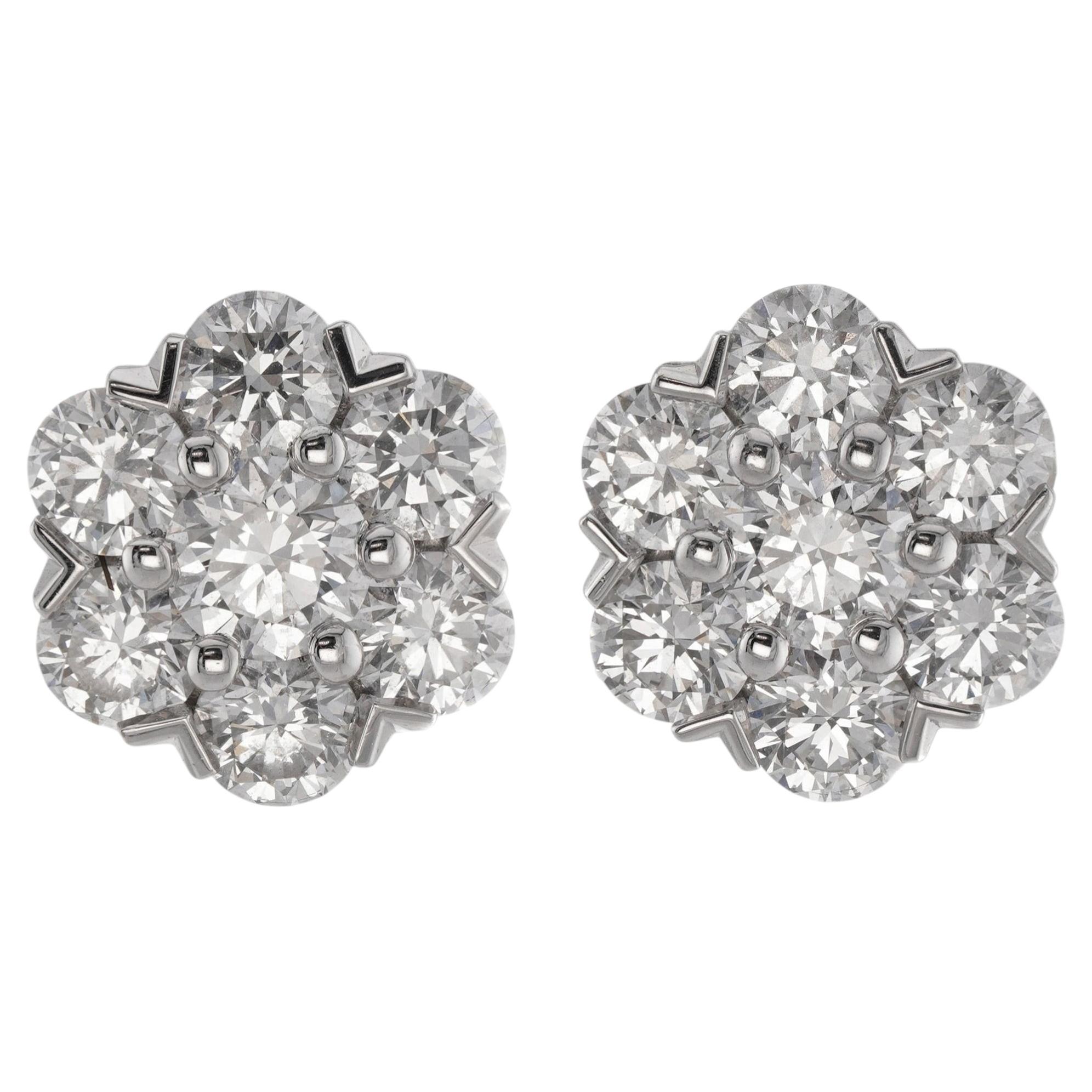 VAN CLEEF & ARPELS Orecchini a perno con diamante Fleurette in oro bianco in vendita