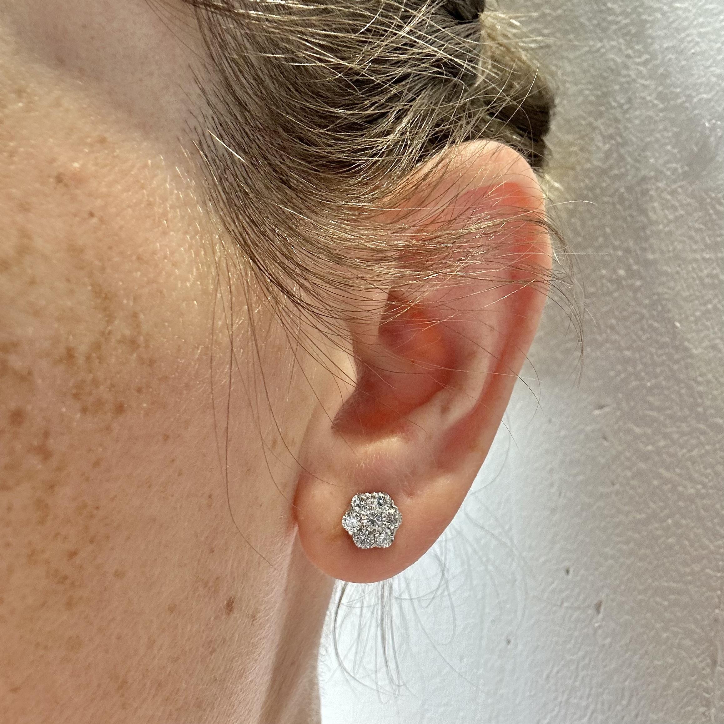 Marque : Van Cleef & Arpels
Collectional : Fleurette
Métal : Or blanc
Pureté du métal : 18k
Pierres : Diamants ronds taille brillant
Poids total en carats : 1.46 TCW
