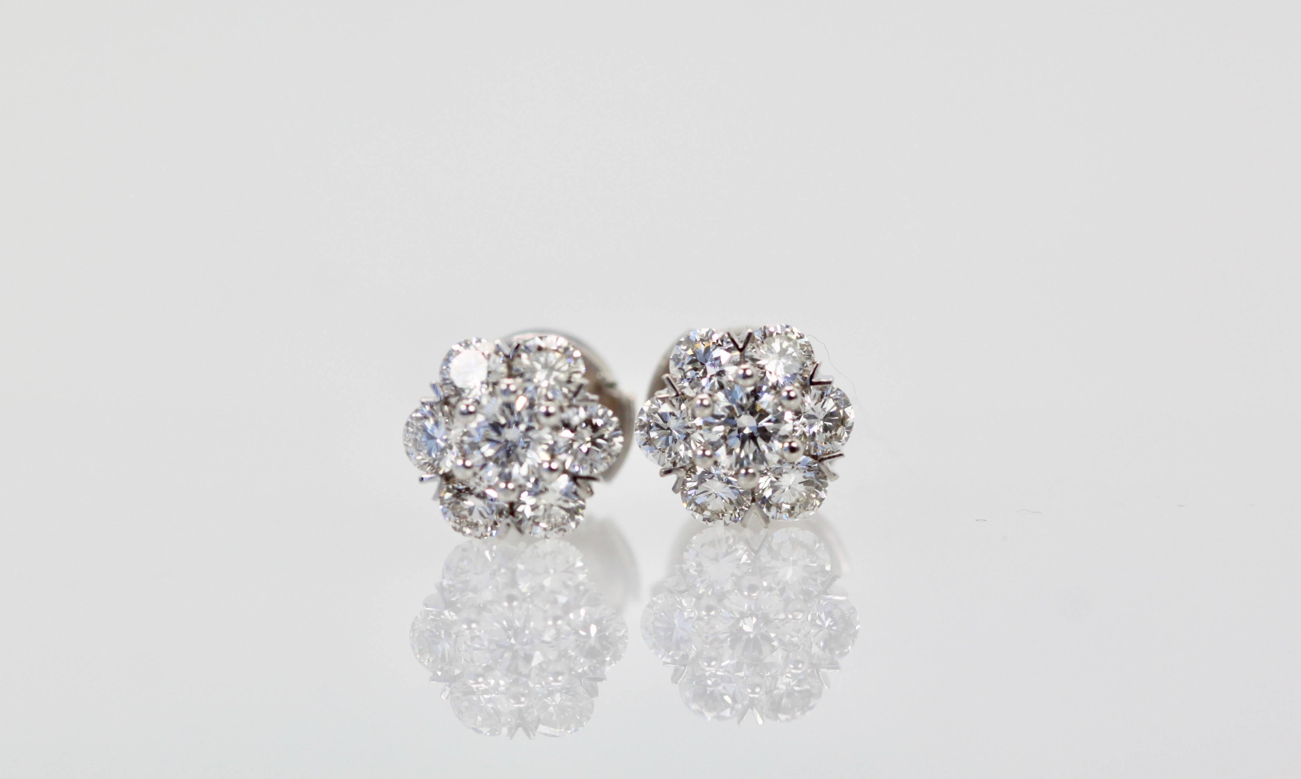 Moderne Van Cleef & Arpels Boucles d'oreilles Fleurette Petites boucles d'oreilles DEF IF à VVS 1.05 Carat