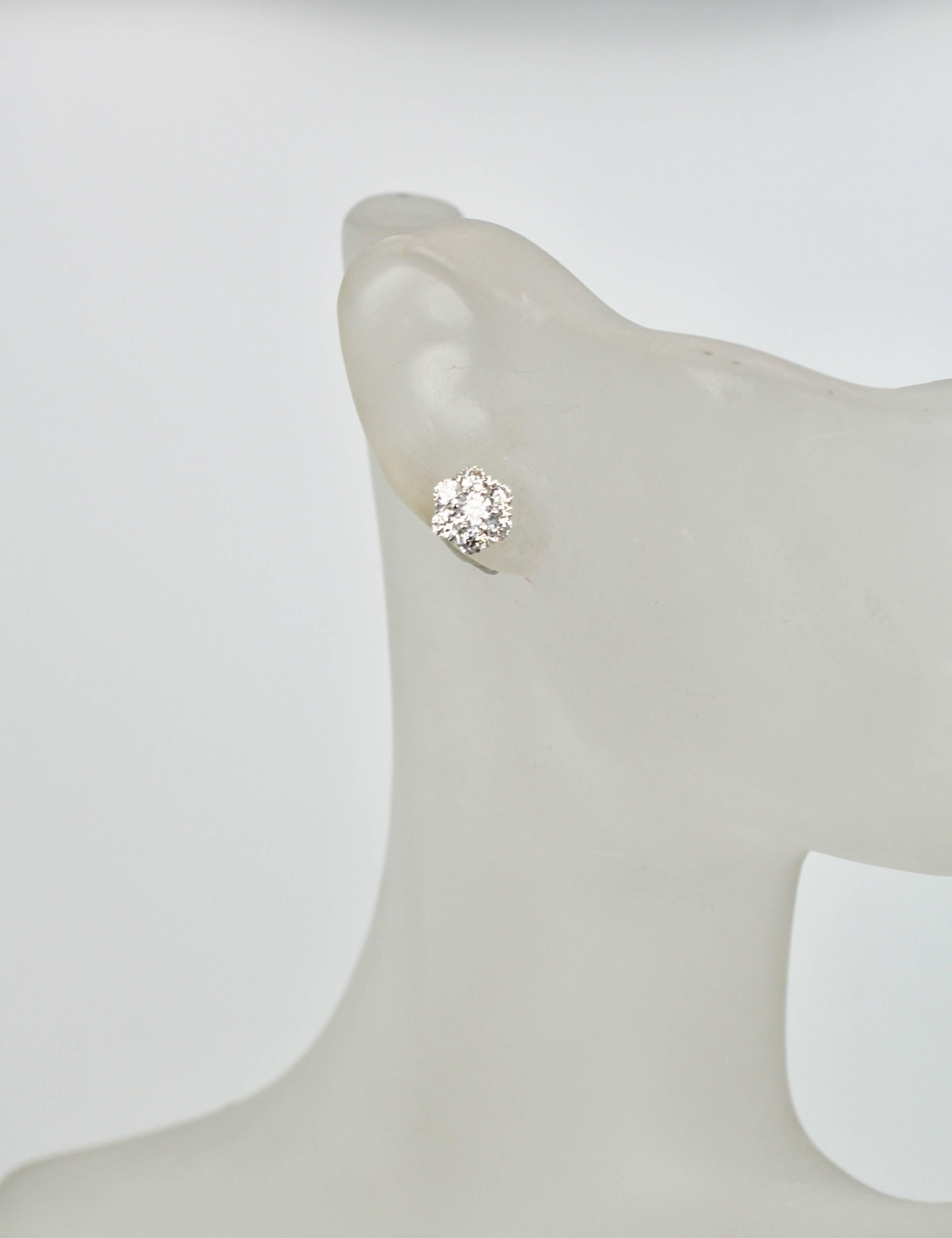 Taille ronde Van Cleef & Arpels Boucles d'oreilles Fleurette Petites boucles d'oreilles DEF IF à VVS 1.05 Carat