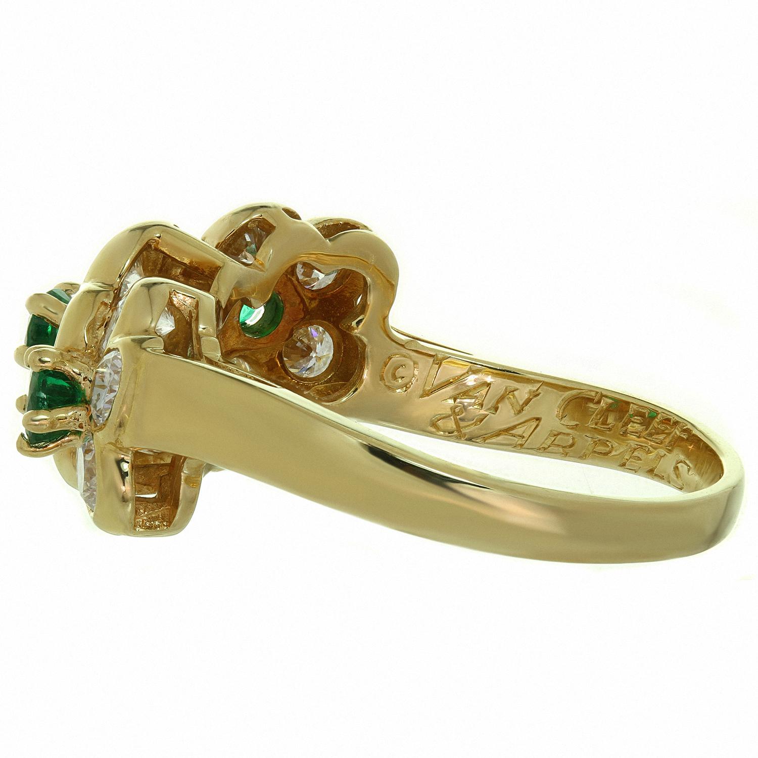Brilliant Cut Van Cleef & Arpels Fleurette Emerald Diamond Flower Yellow Gold Ring For Sale