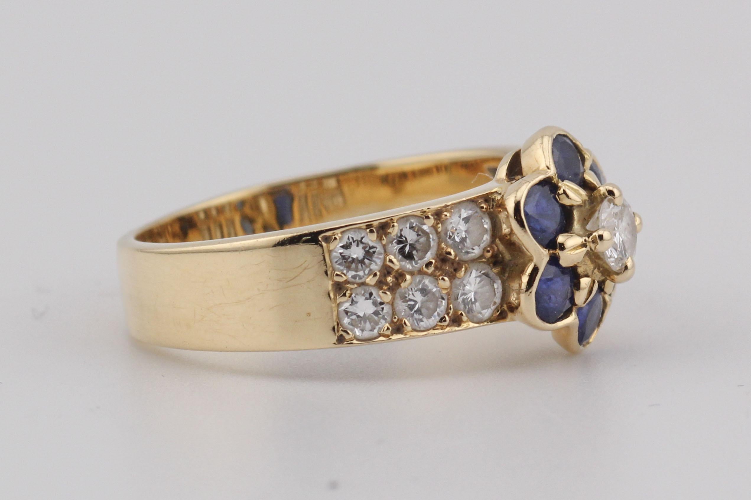 Réalisée par la maison Van Cleef & Arpels, cette bague exquise témoigne de la maîtrise de la marque en matière de design luxueux.

Réalisée en or jaune 18 carats, la pièce centrale est ornée d'un motif floral captivant. En son cœur, un diamant blanc