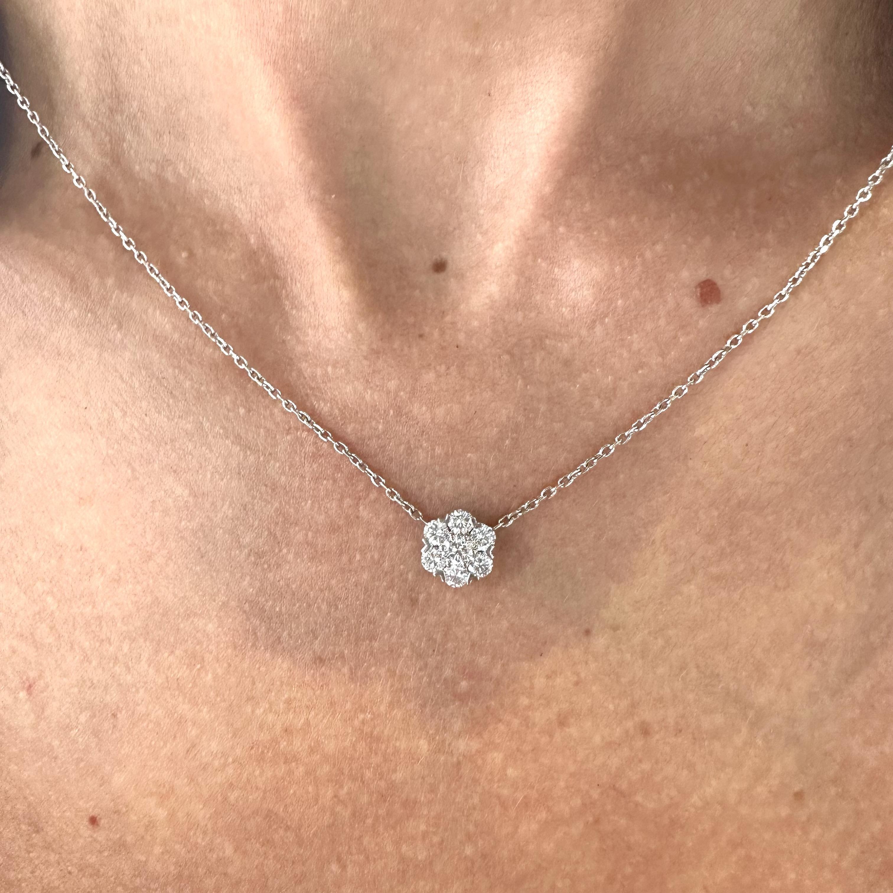 Van Cleef & Arpels Fleurette Pendant Necklace in 18k White Gold In Good Condition In Miami, FL