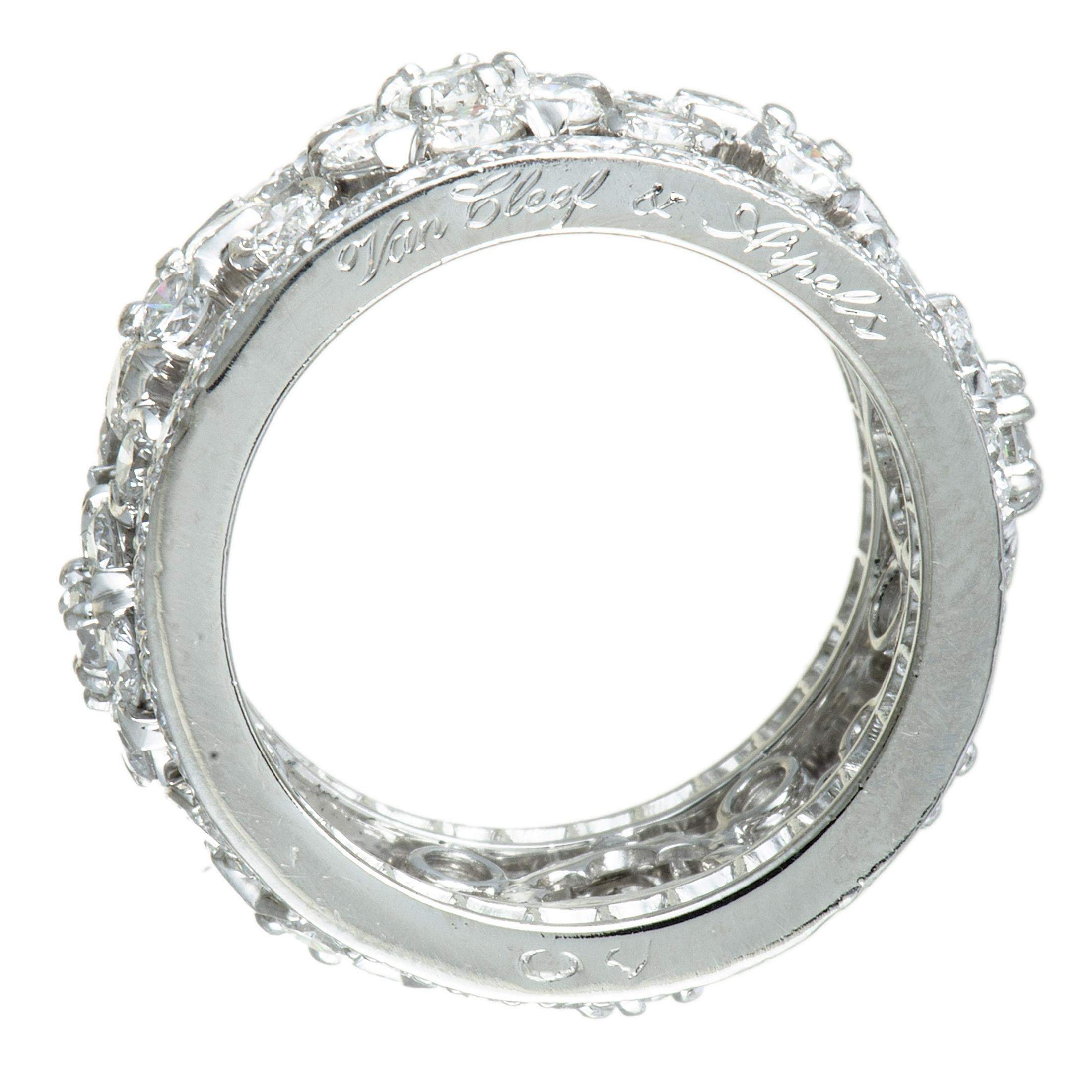Dieser opulente Ring von Van Cleef & Arpels ist eine perfekte Mischung aus Eleganz und Schönheit. Er ist extravagant gestaltet und glänzt in edlem Platin. Der glamouröse Ring ist mit luxuriös funkelnden Diamanten verziert:: die das Stück
