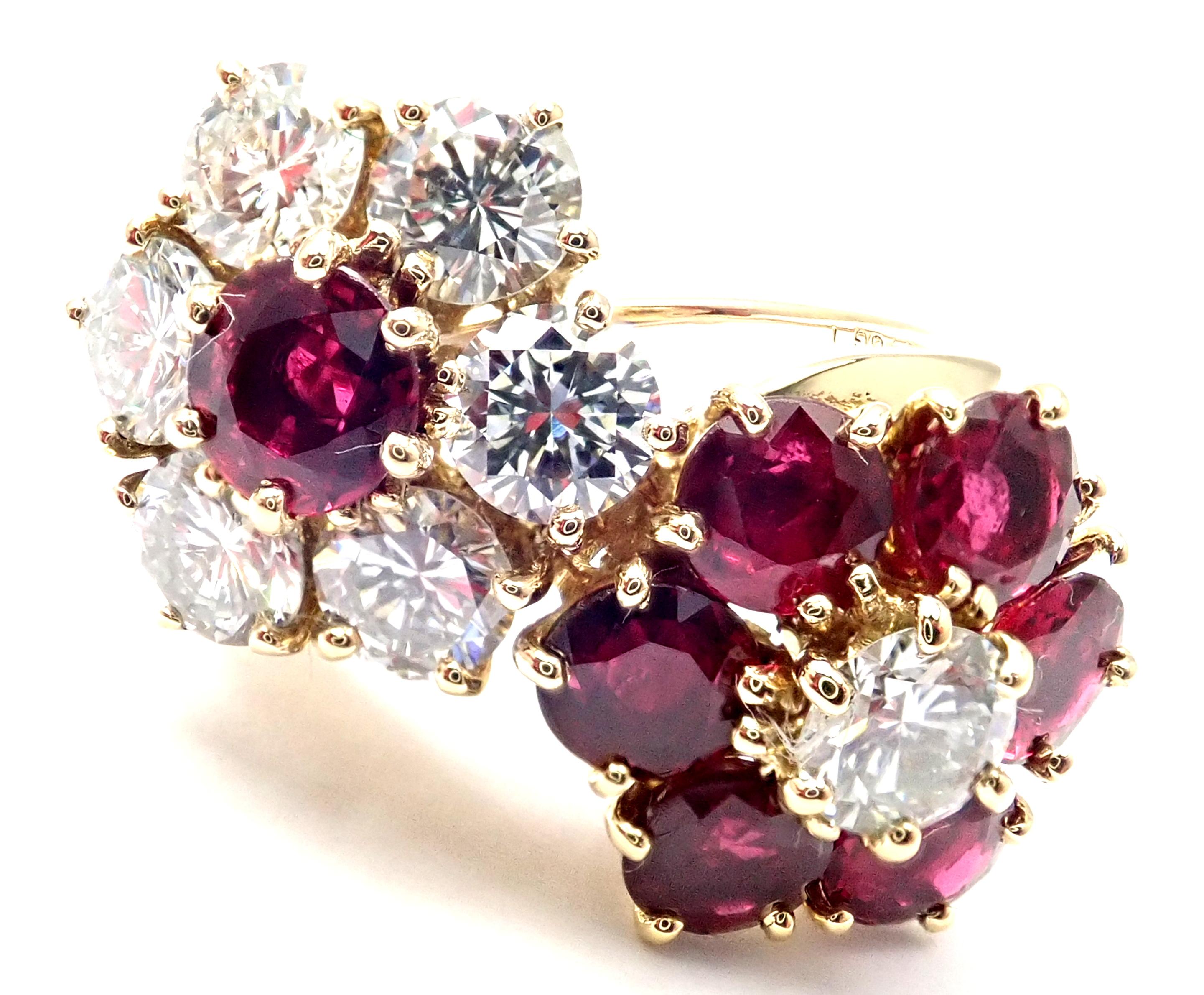 Bague double fleur en or jaune 18 carats diamant rubis Fleurette par Van Cleef & Arpels. 
Avec 7 diamants, pureté VS1, couleur G. Poids total des diamants : environ 1,80 ct
7 rubis ronds d'un poids total d'environ 2 ct
Détails :
Poids : 7