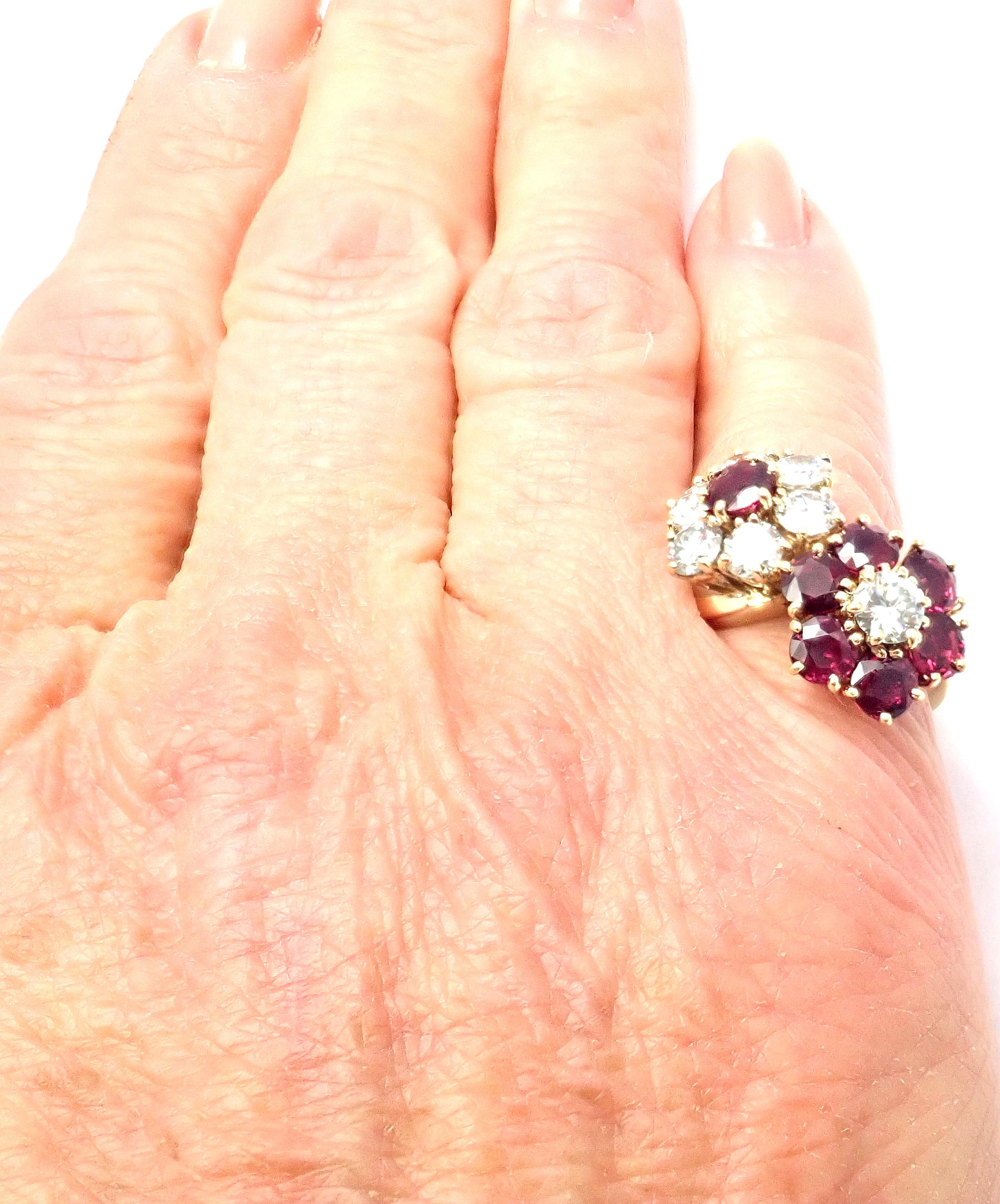  Van Cleef & Arpels, bague Fleurette à double fleur en or jaune, rubis et diamants Unisexe 